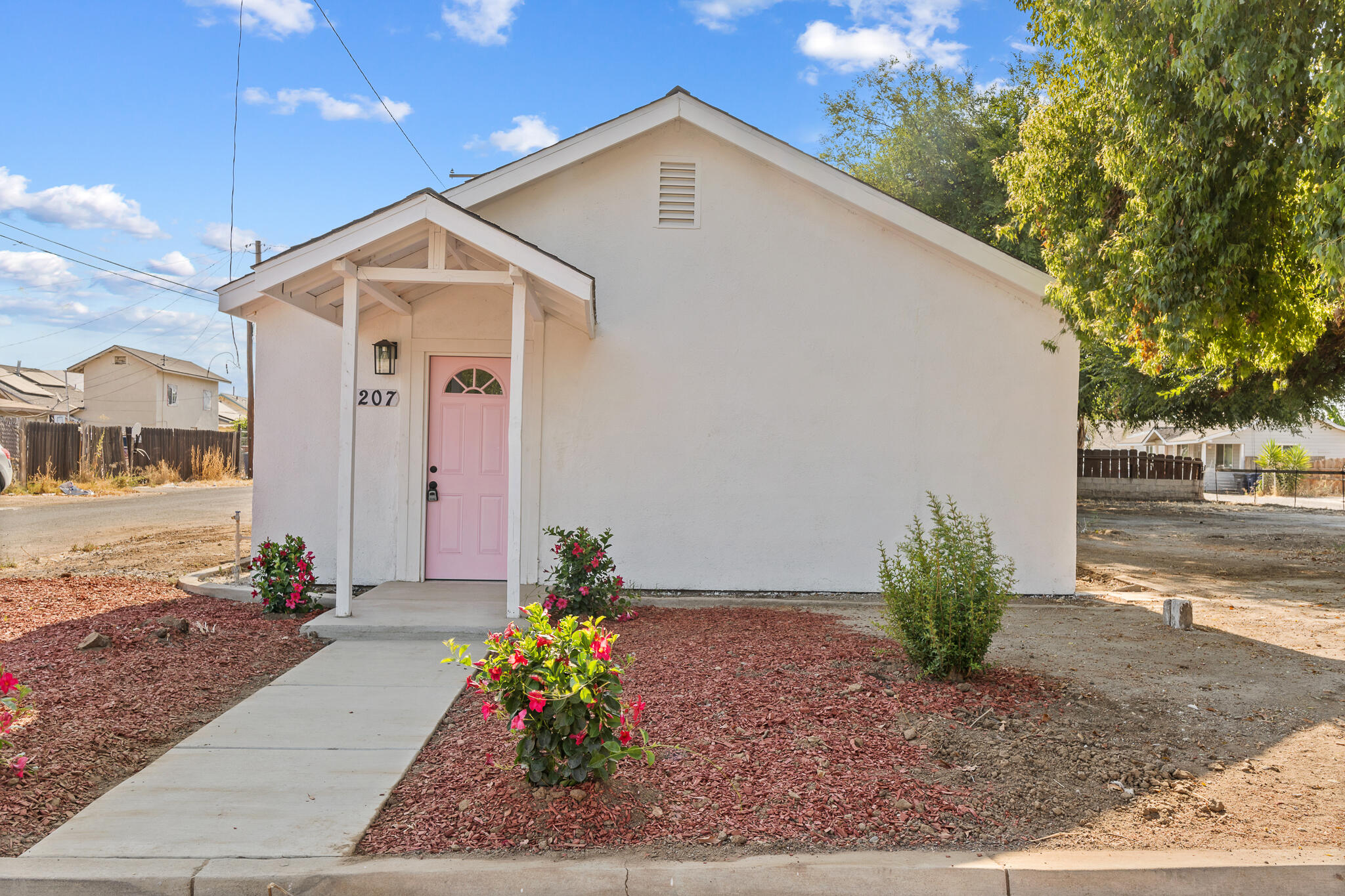 207 Pleasant St, Lindsay, CA 93247