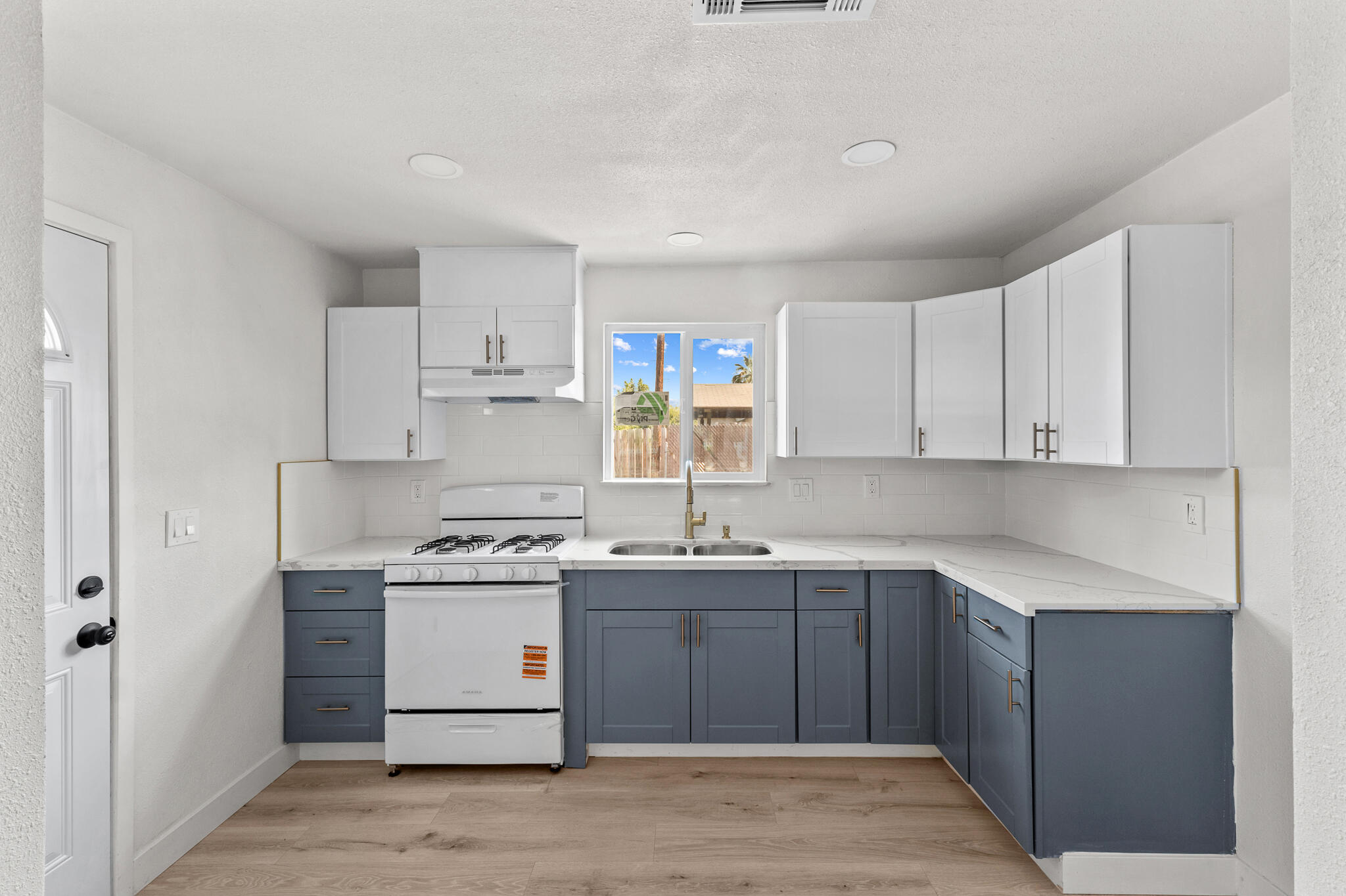 207 Pleasant St, Lindsay, CA 93247