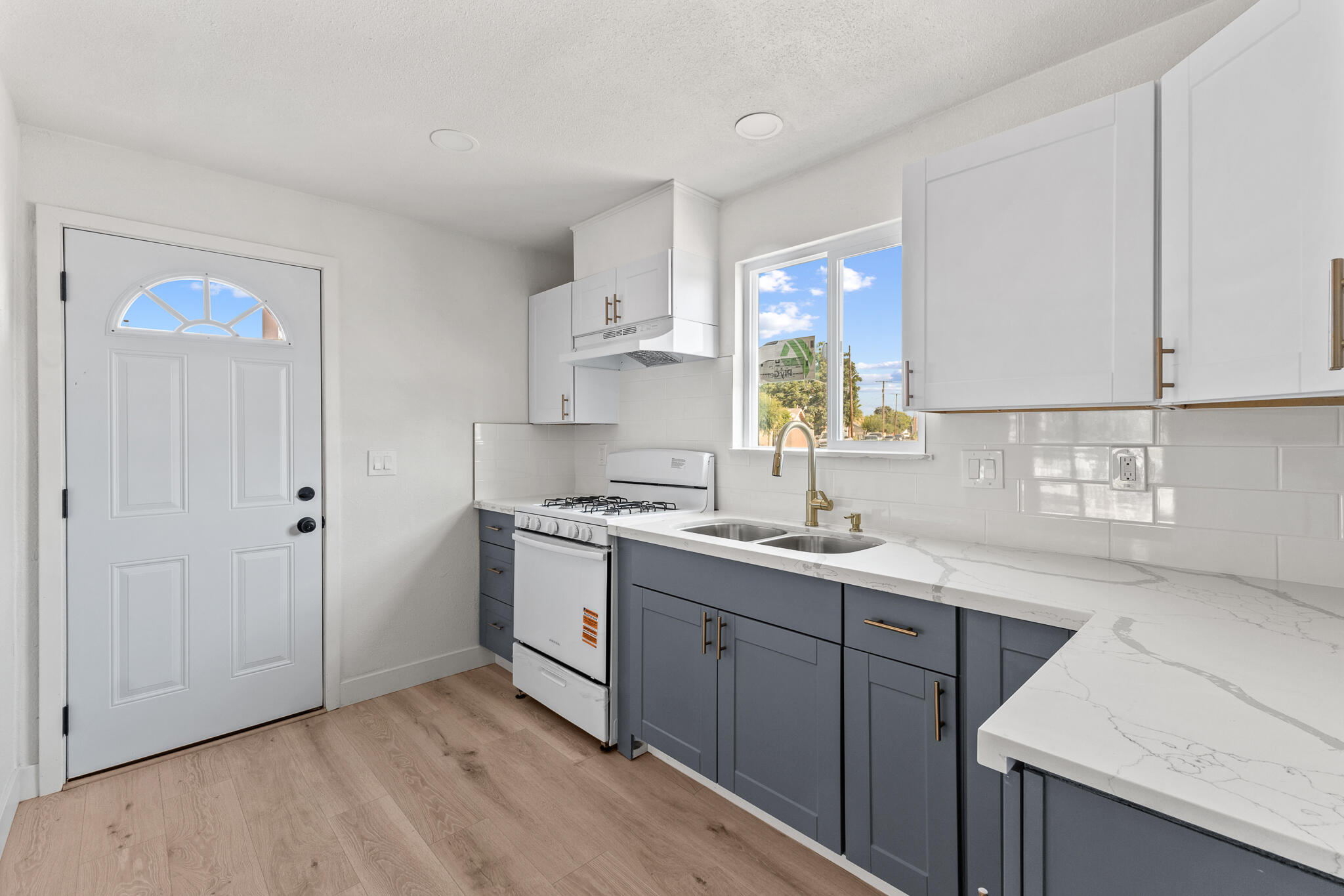 207 Pleasant St, Lindsay, CA 93247