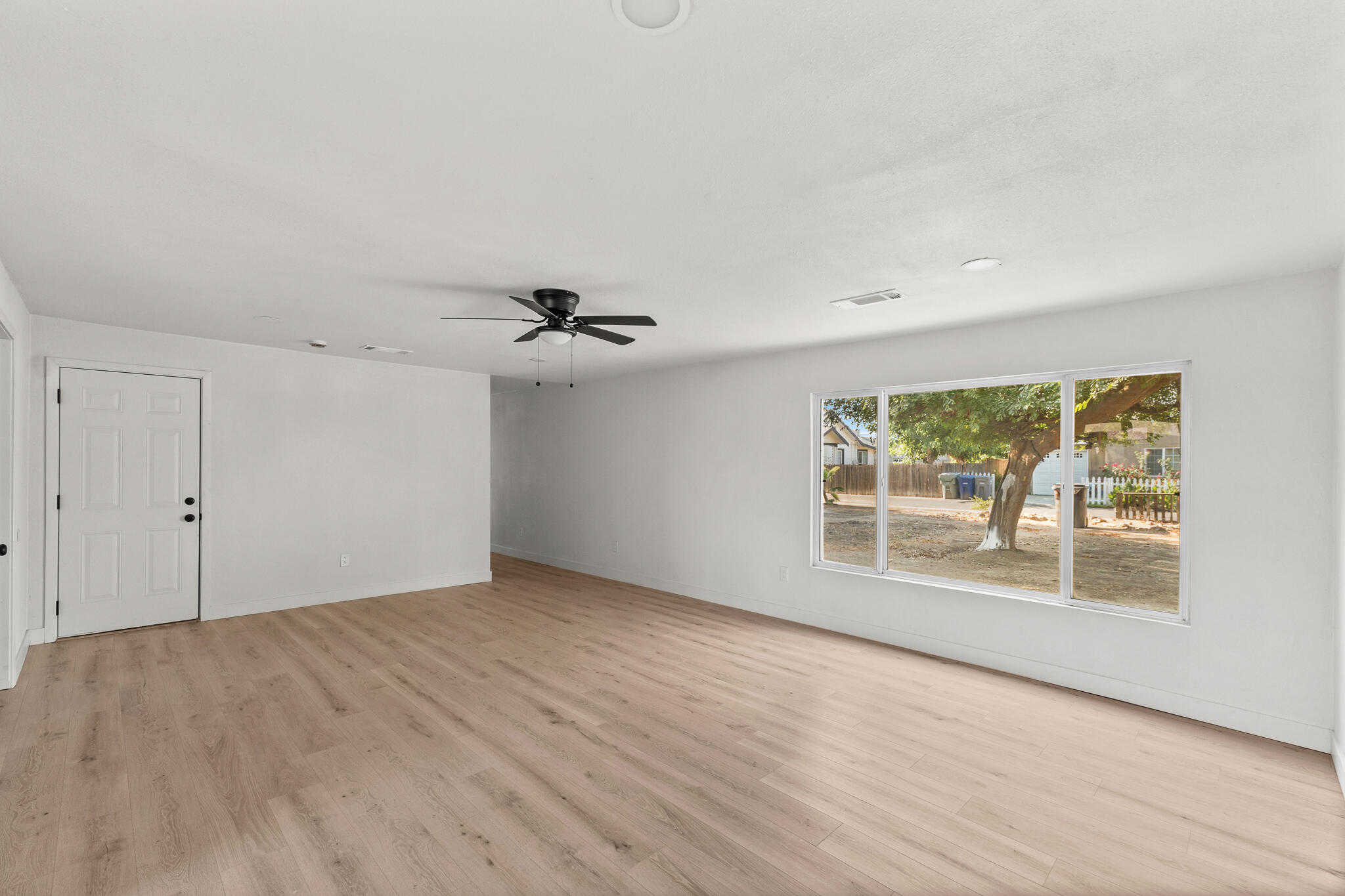 207 Pleasant St, Lindsay, CA 93247