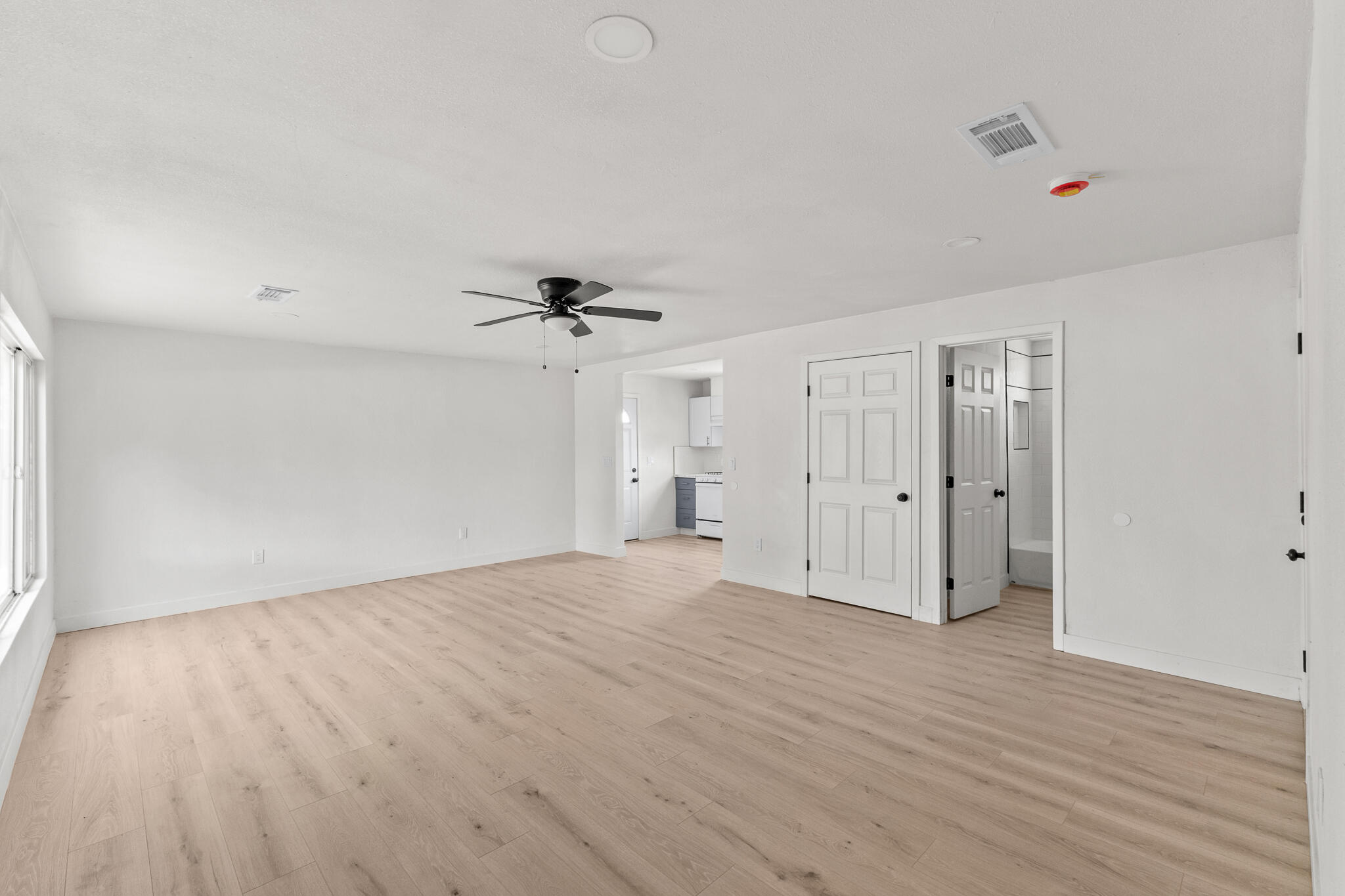 207 Pleasant St, Lindsay, CA 93247