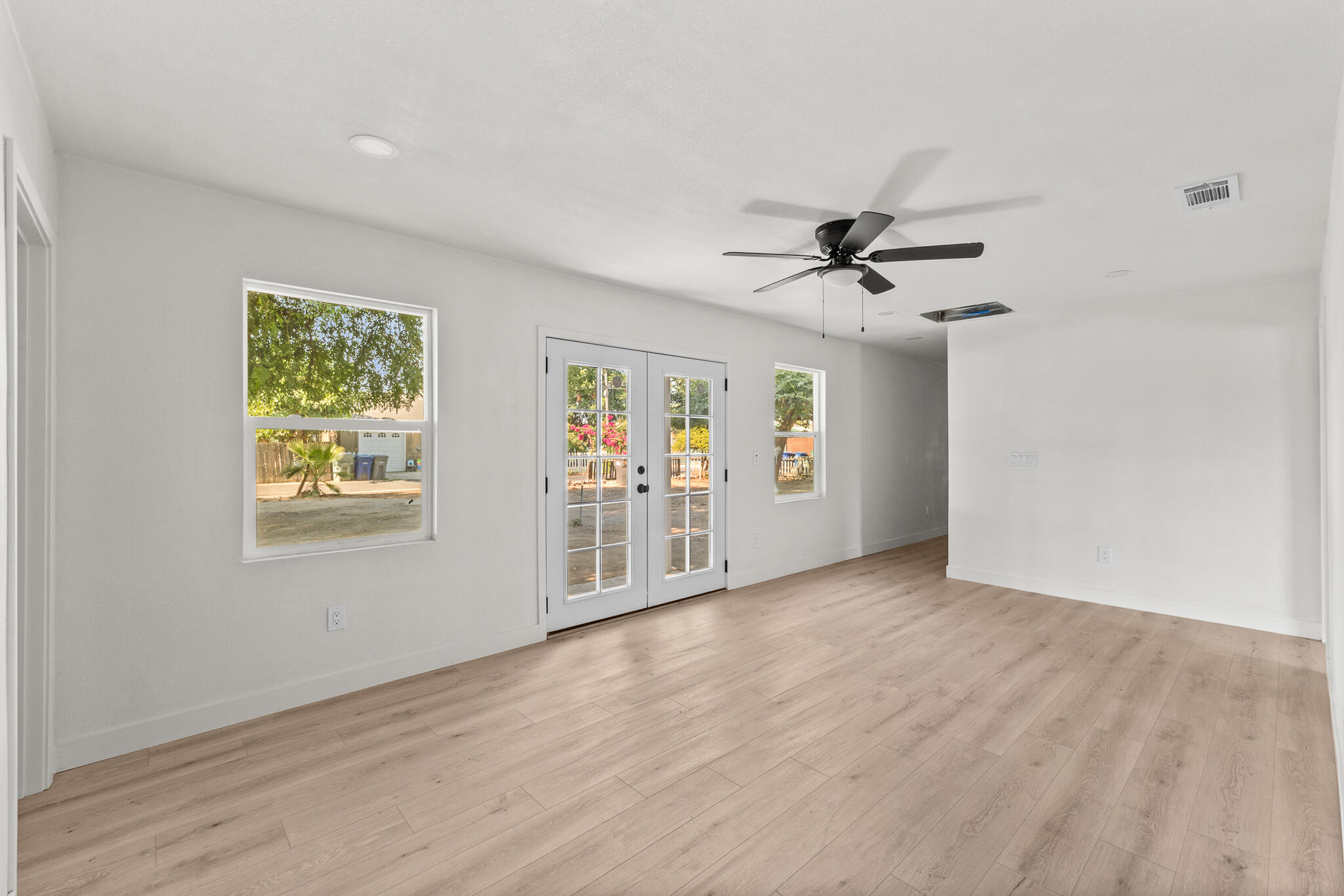 207 Pleasant St, Lindsay, CA 93247