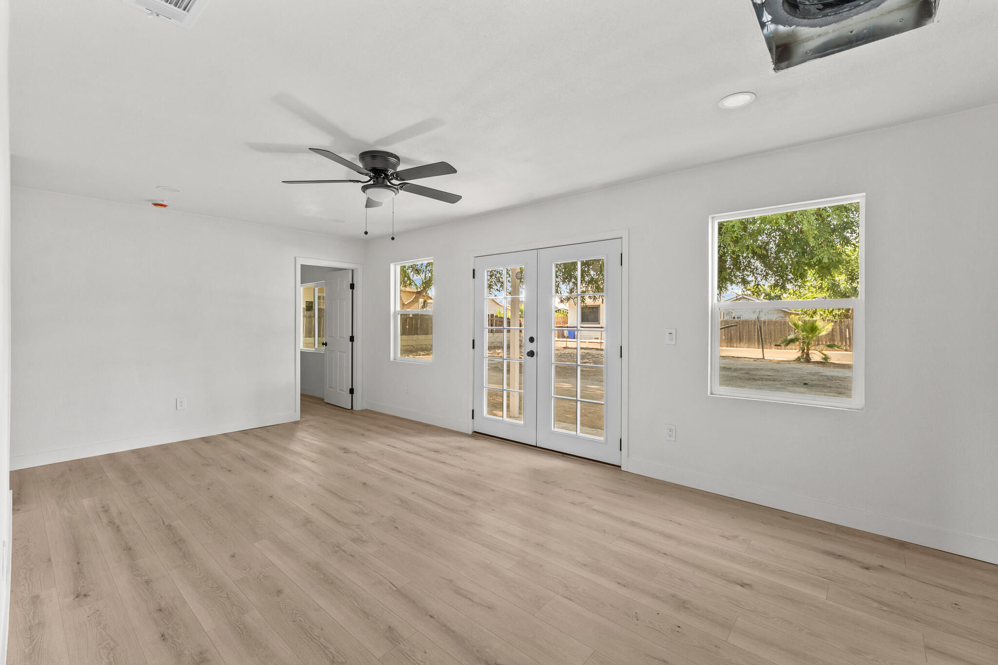 207 Pleasant St, Lindsay, CA 93247