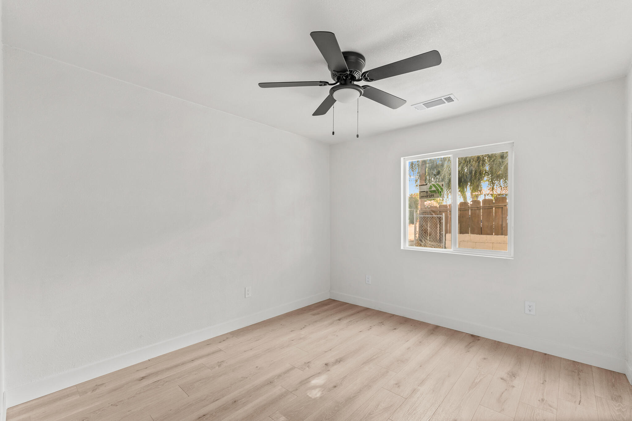 207 Pleasant St, Lindsay, CA 93247