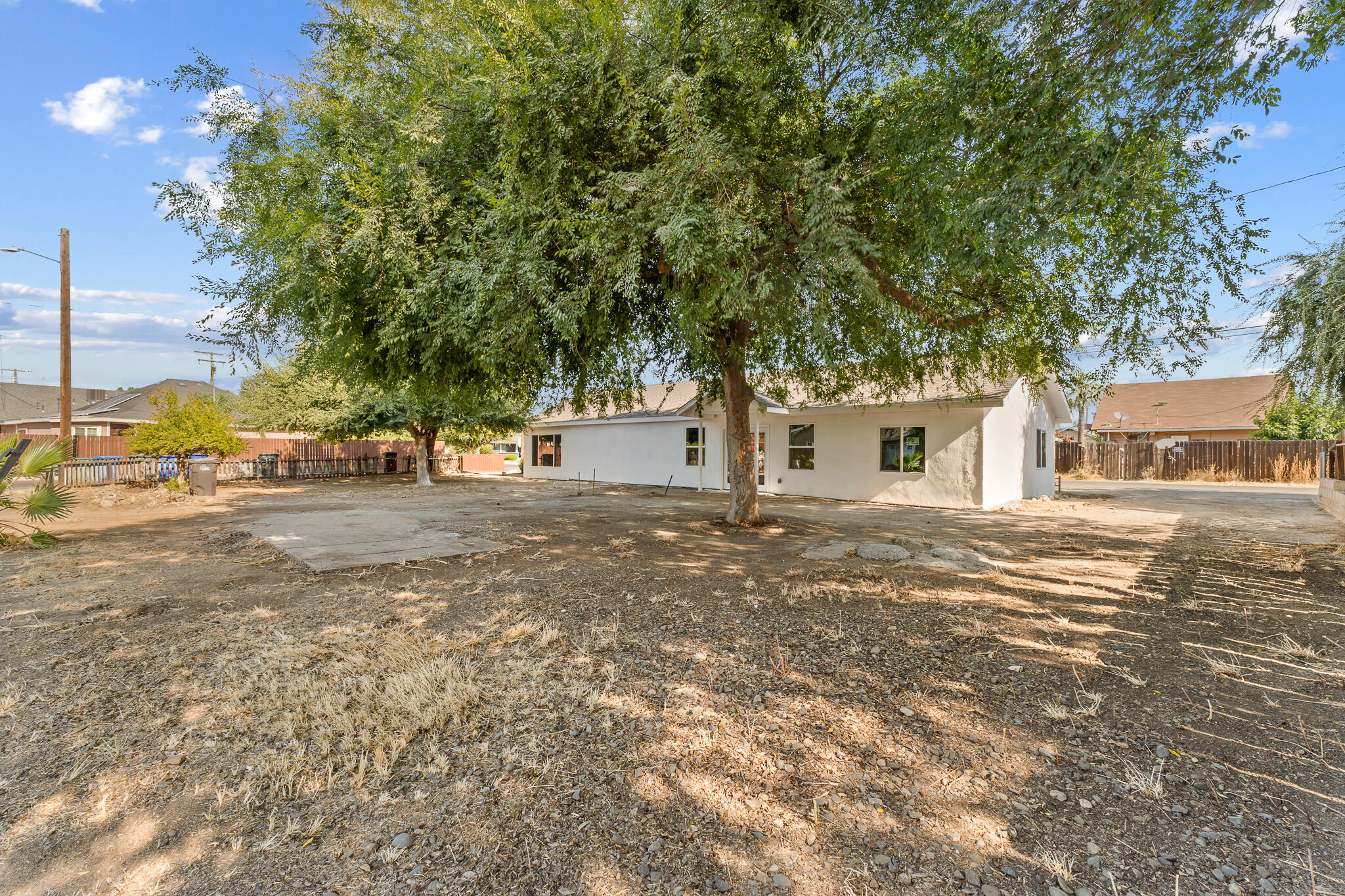 207 Pleasant St, Lindsay, CA 93247
