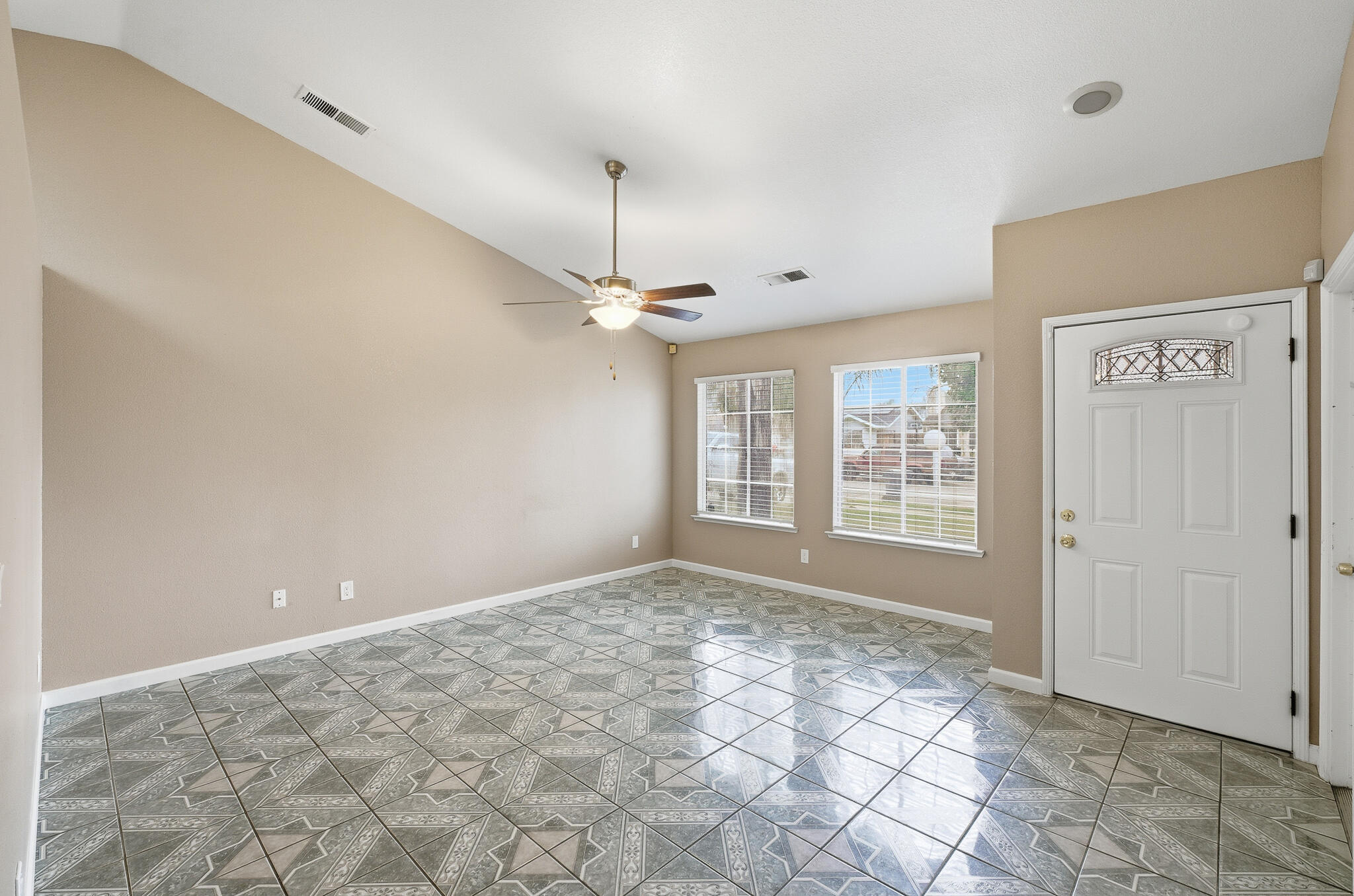 1371 Pepperwood St, Tulare, CA 93274