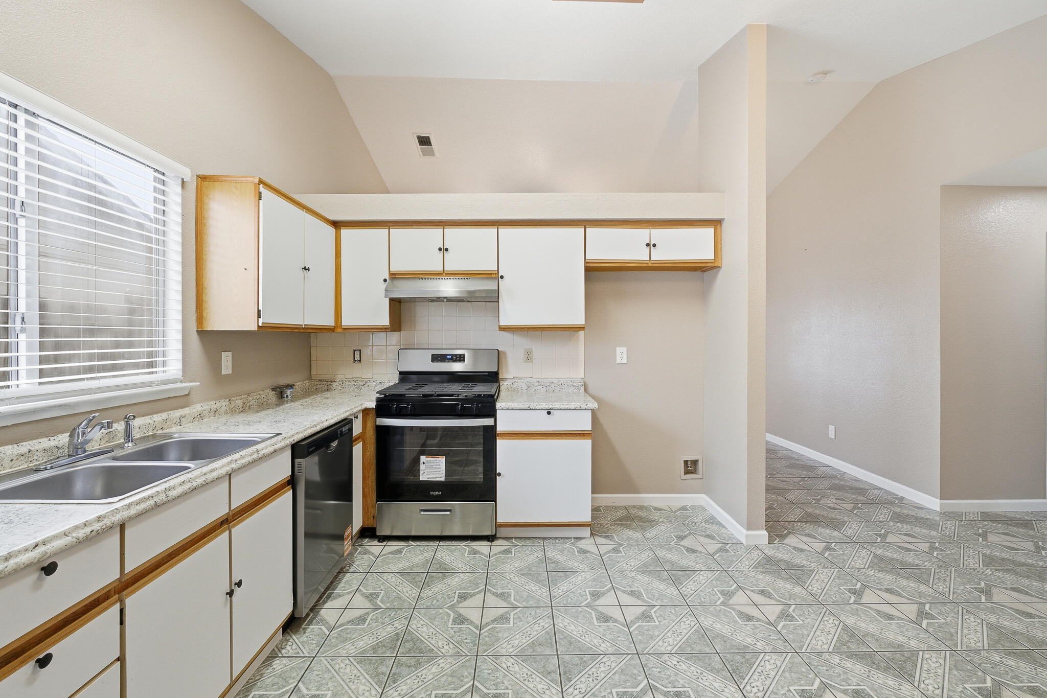 1371 Pepperwood St, Tulare, CA 93274