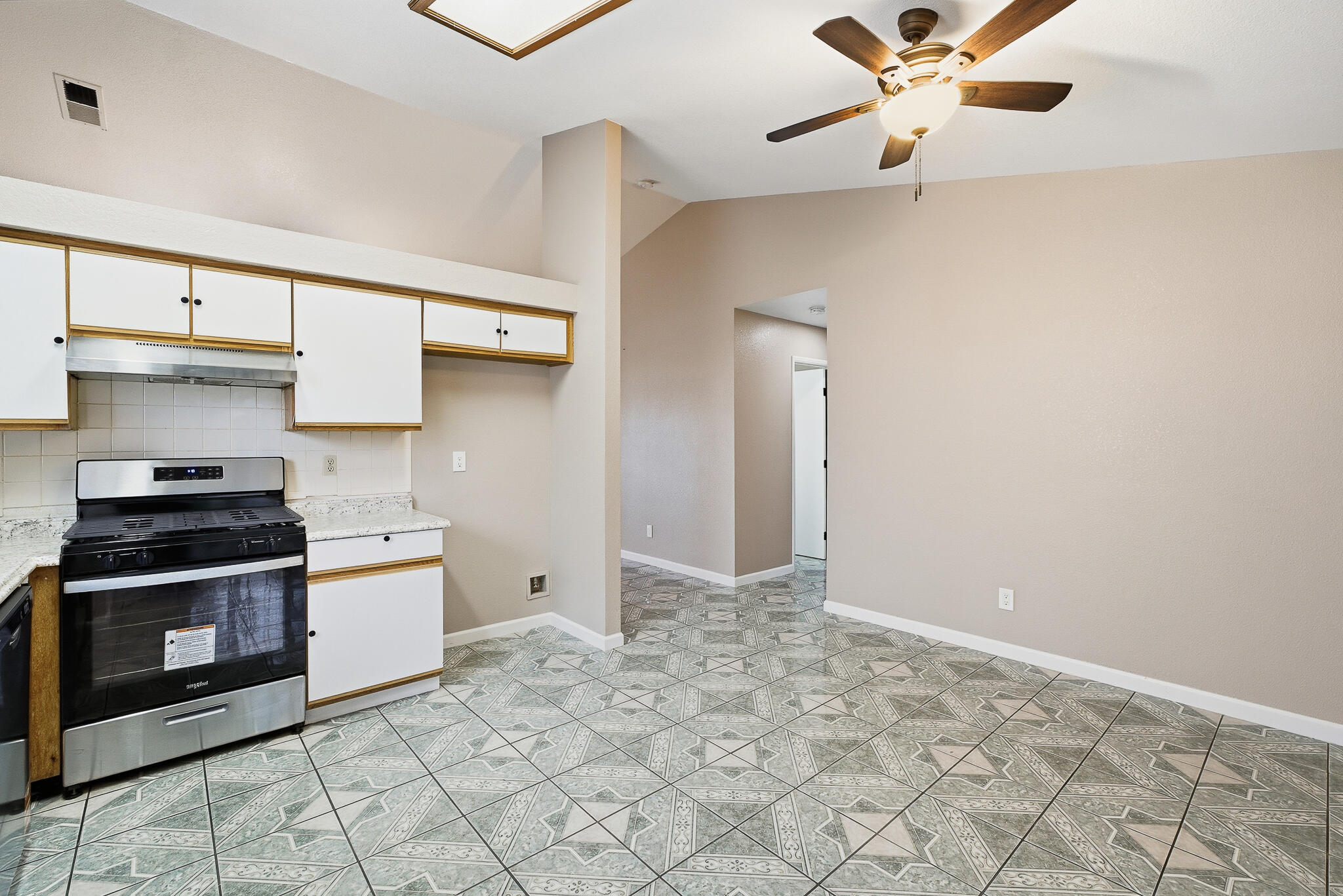 1371 Pepperwood St, Tulare, CA 93274