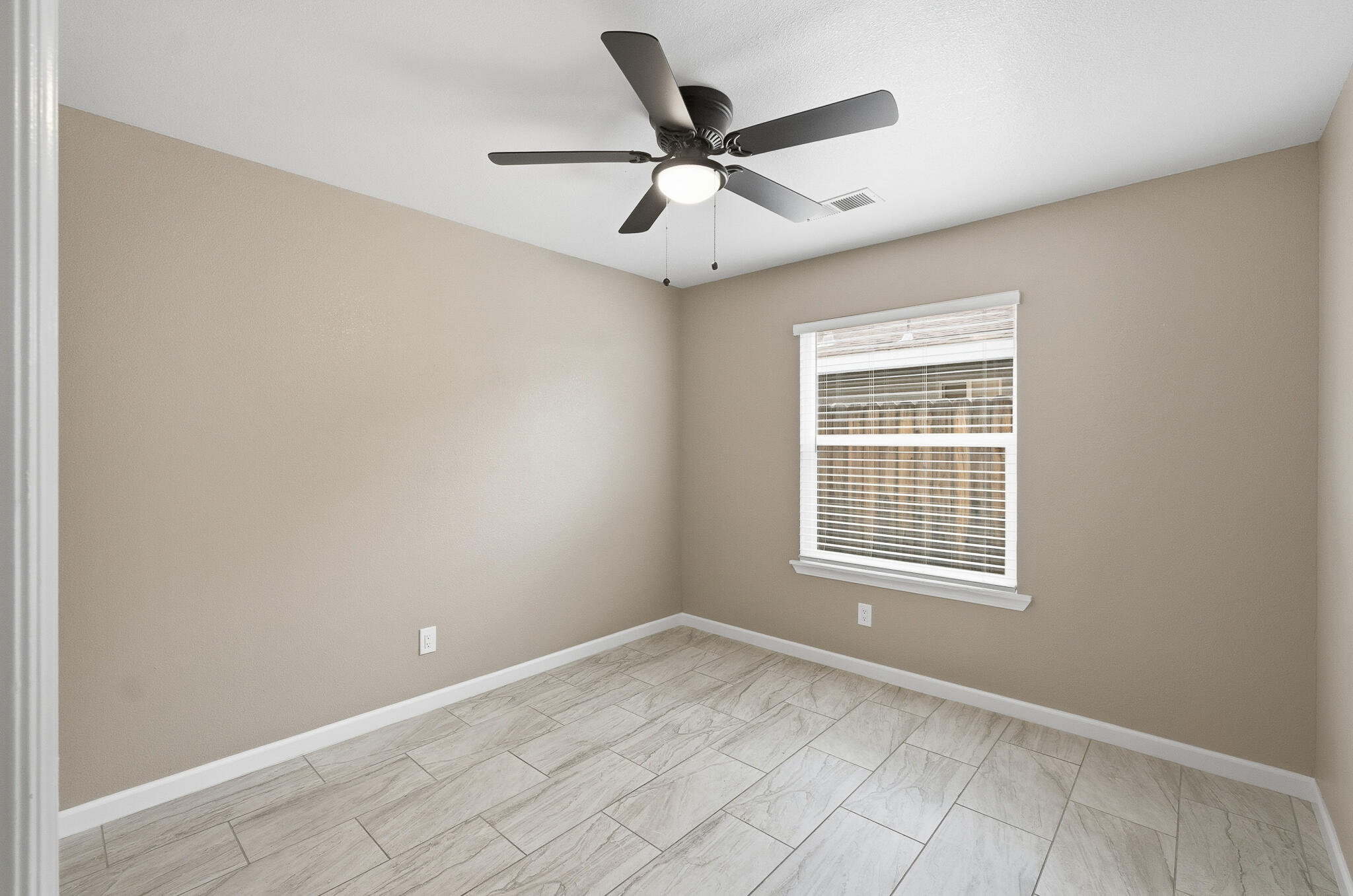 1371 Pepperwood St, Tulare, CA 93274