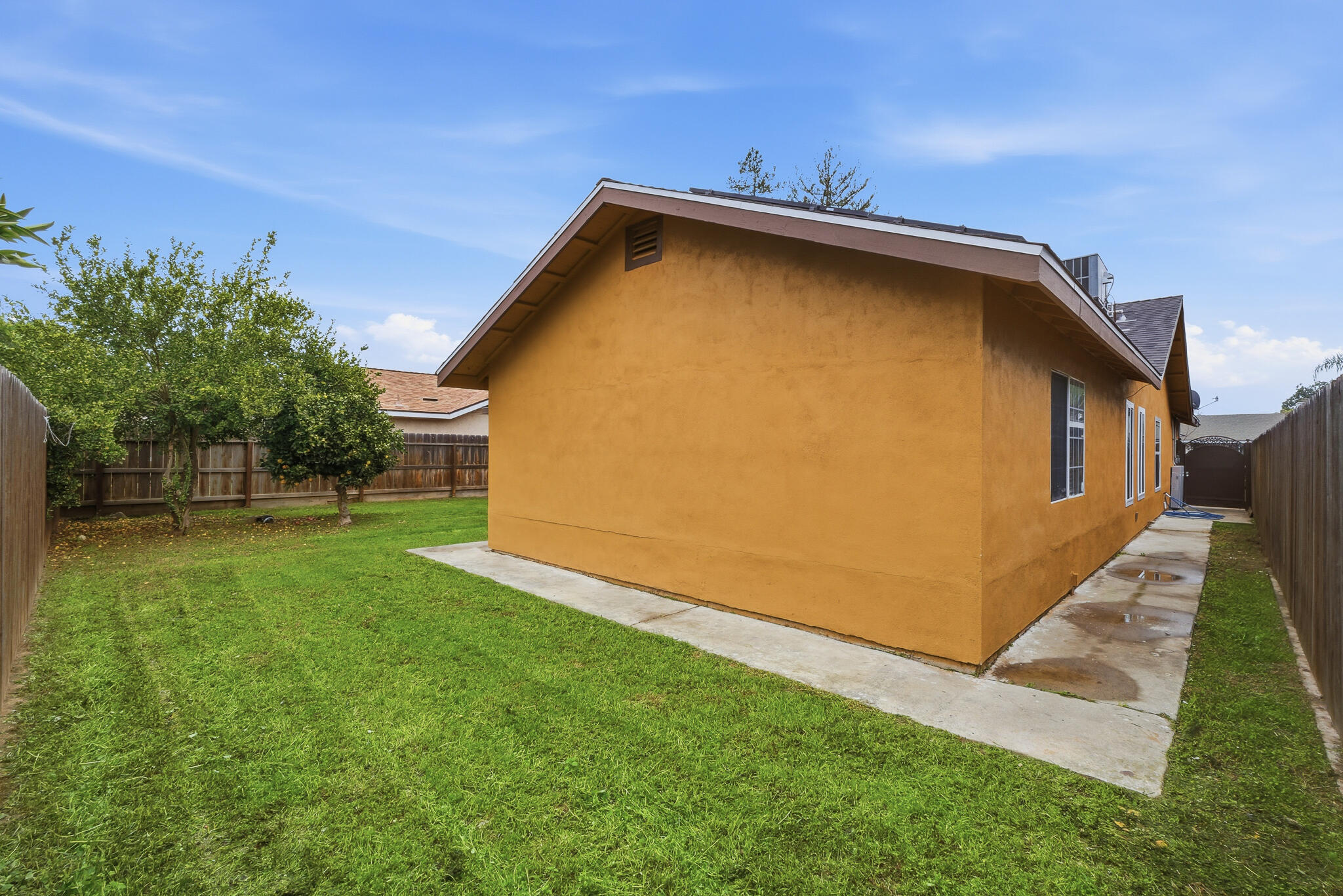 1371 Pepperwood St, Tulare, CA 93274