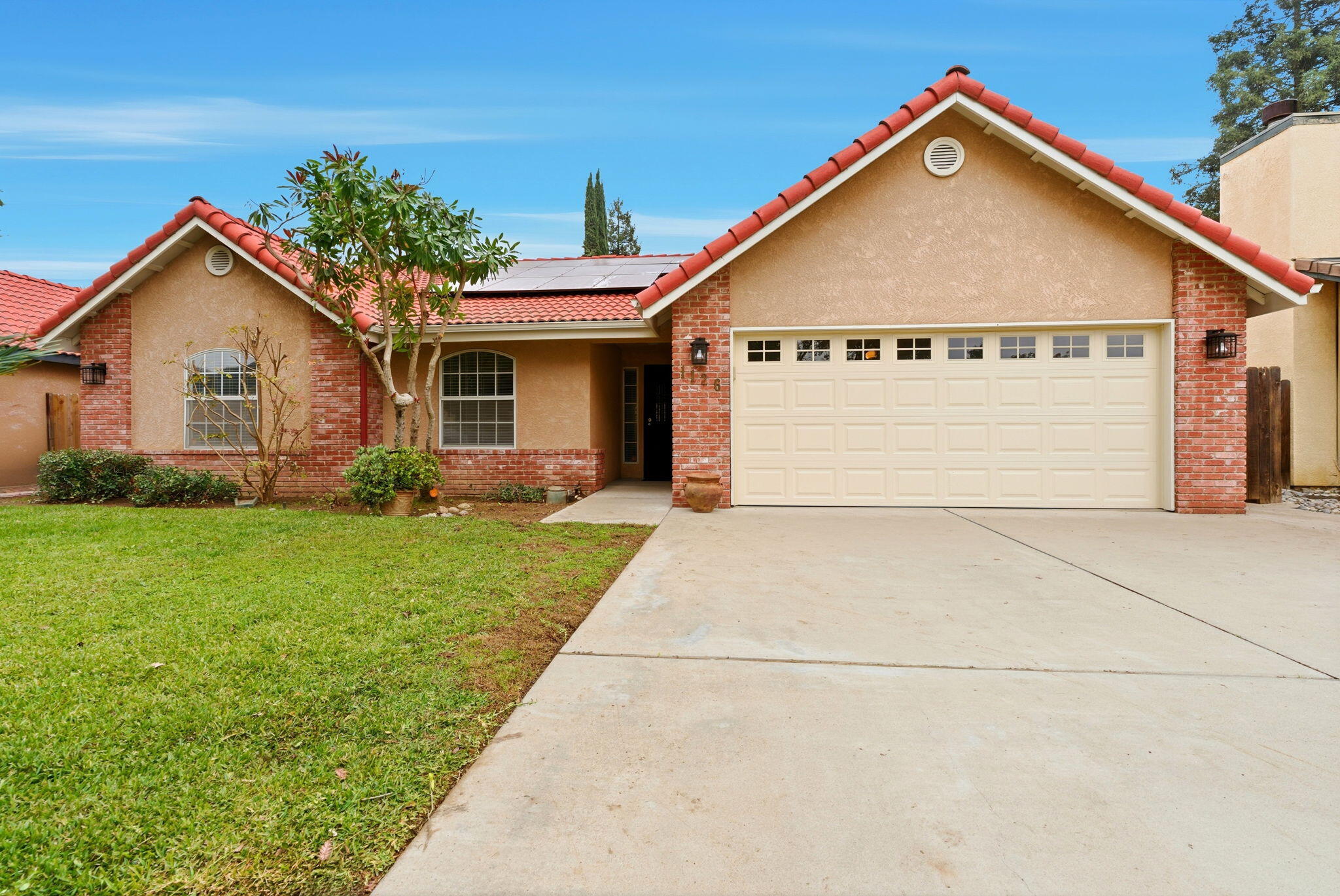 1126 N Crenshaw St, Visalia, CA 93291