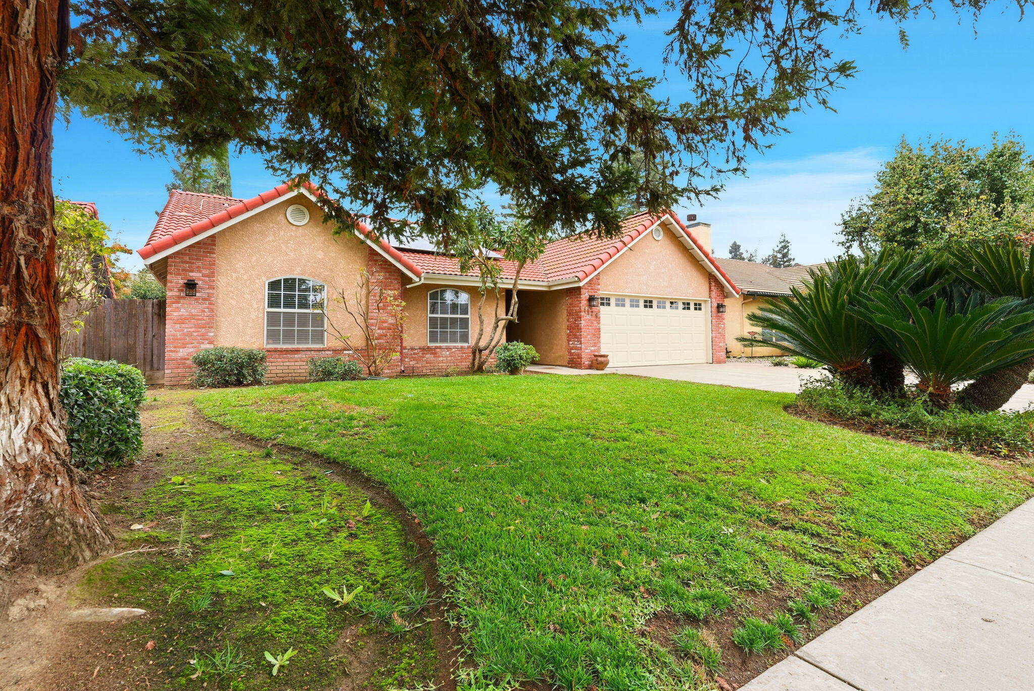 1126 N Crenshaw St, Visalia, CA 93291