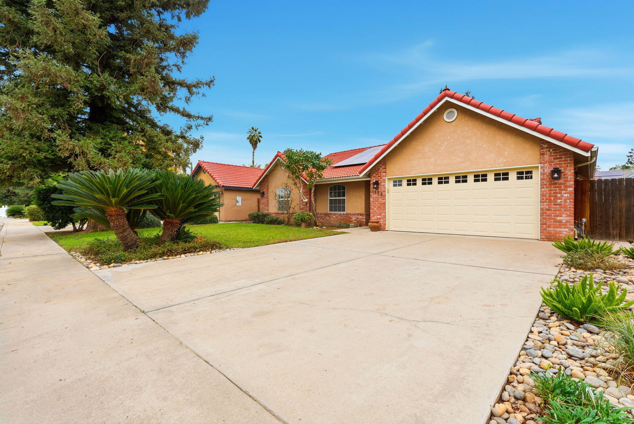 1126 N Crenshaw St, Visalia, CA 93291