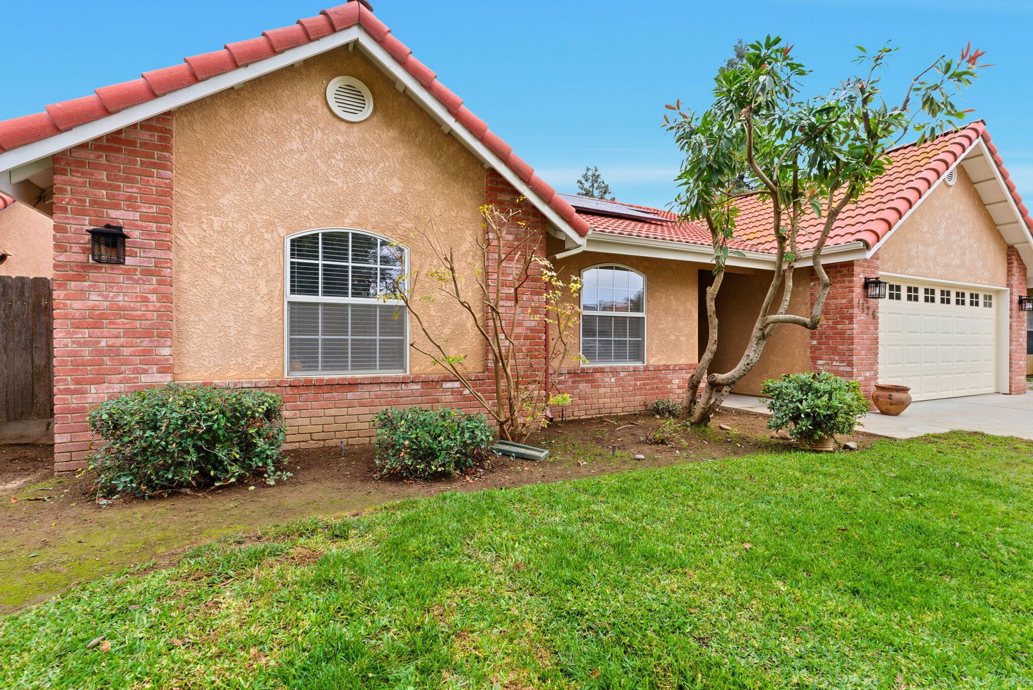 1126 N Crenshaw St, Visalia, CA 93291