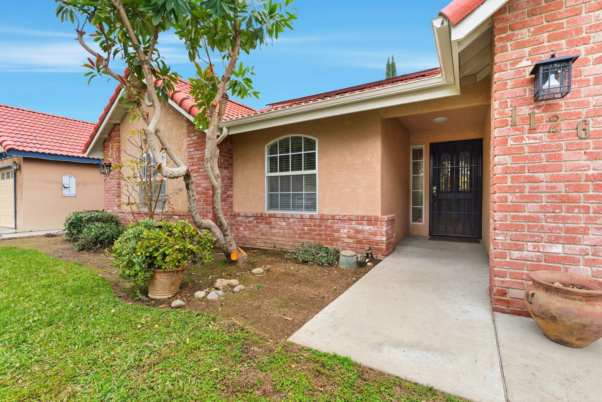 1126 N Crenshaw St, Visalia, CA 93291