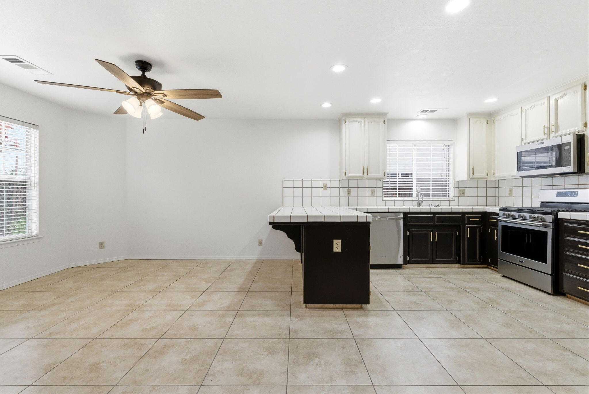 1126 N Crenshaw St, Visalia, CA 93291