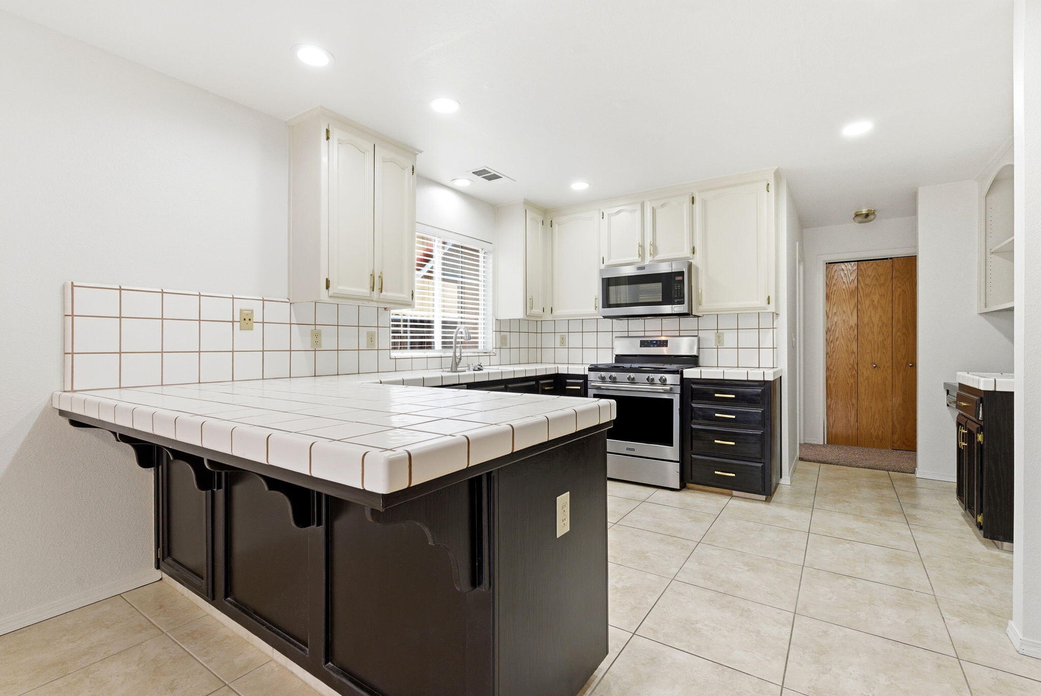 1126 N Crenshaw St, Visalia, CA 93291