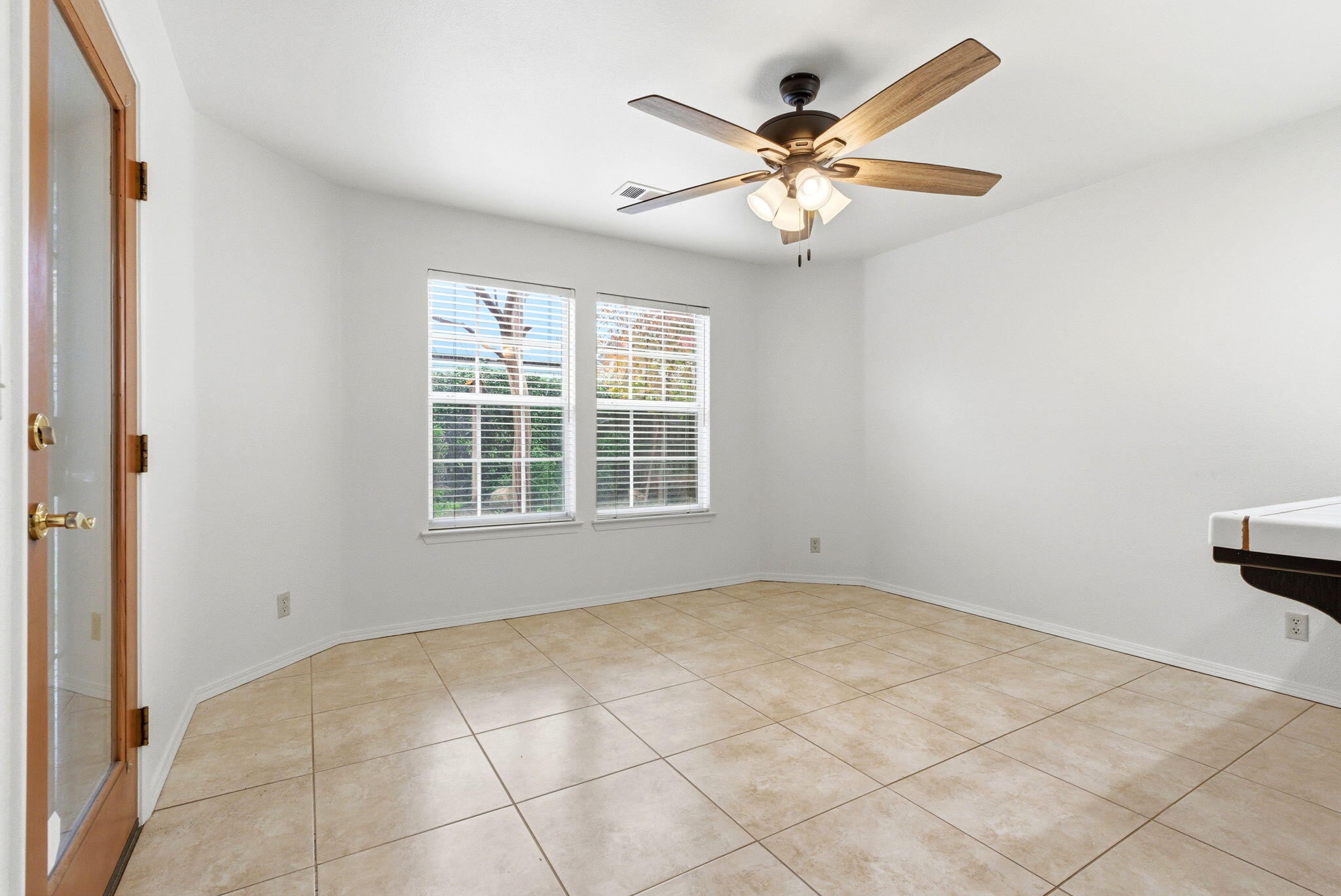 1126 N Crenshaw St, Visalia, CA 93291