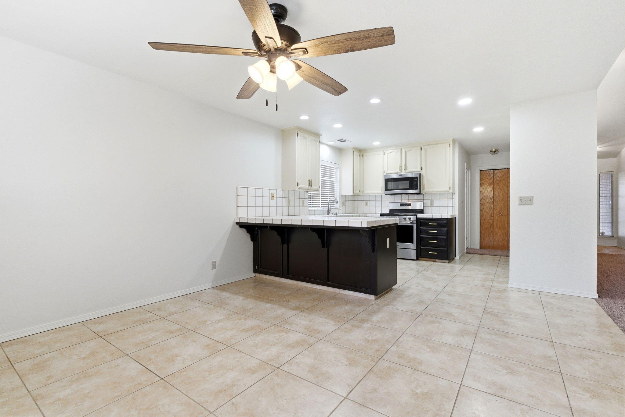 1126 N Crenshaw St, Visalia, CA 93291