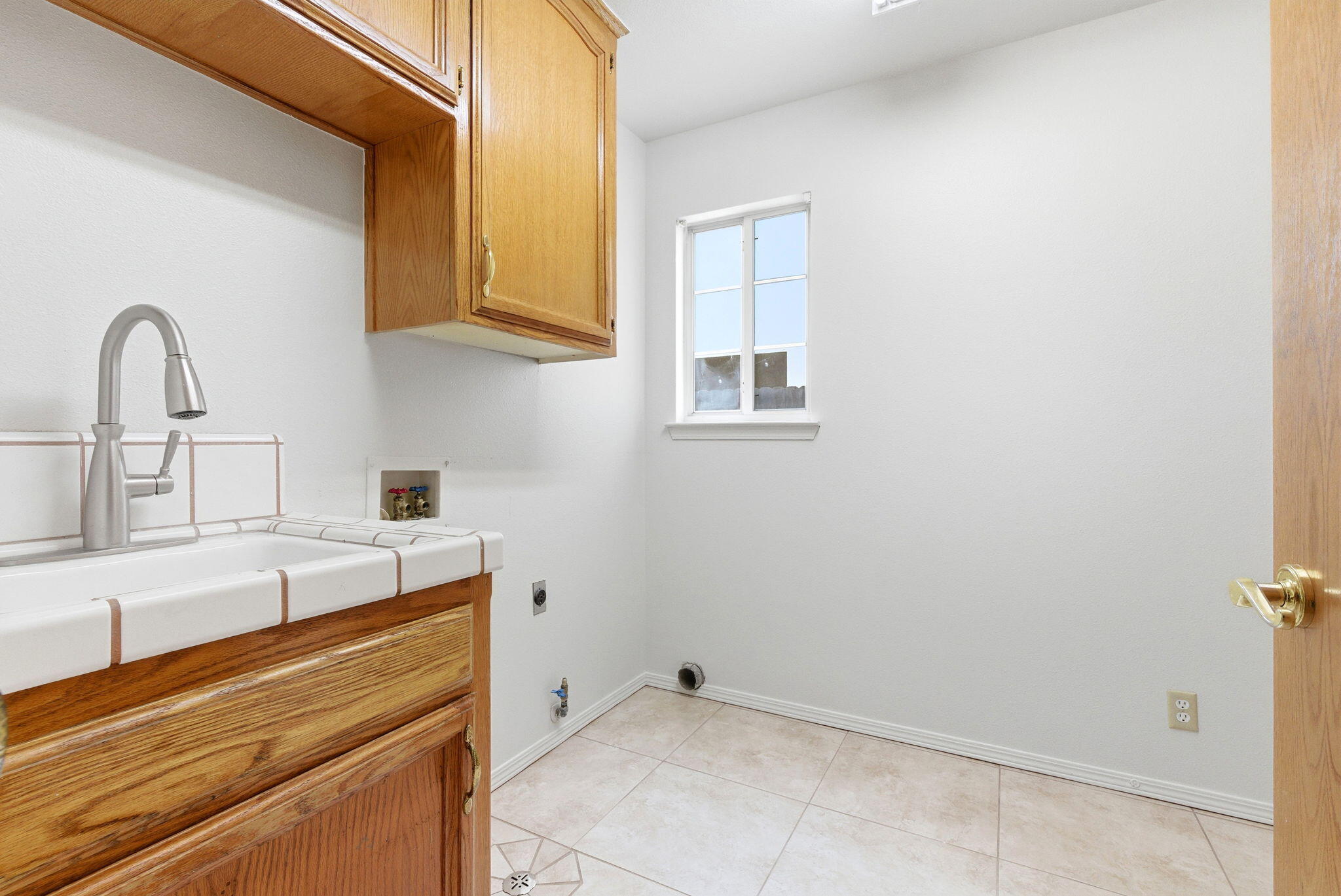 1126 N Crenshaw St, Visalia, CA 93291