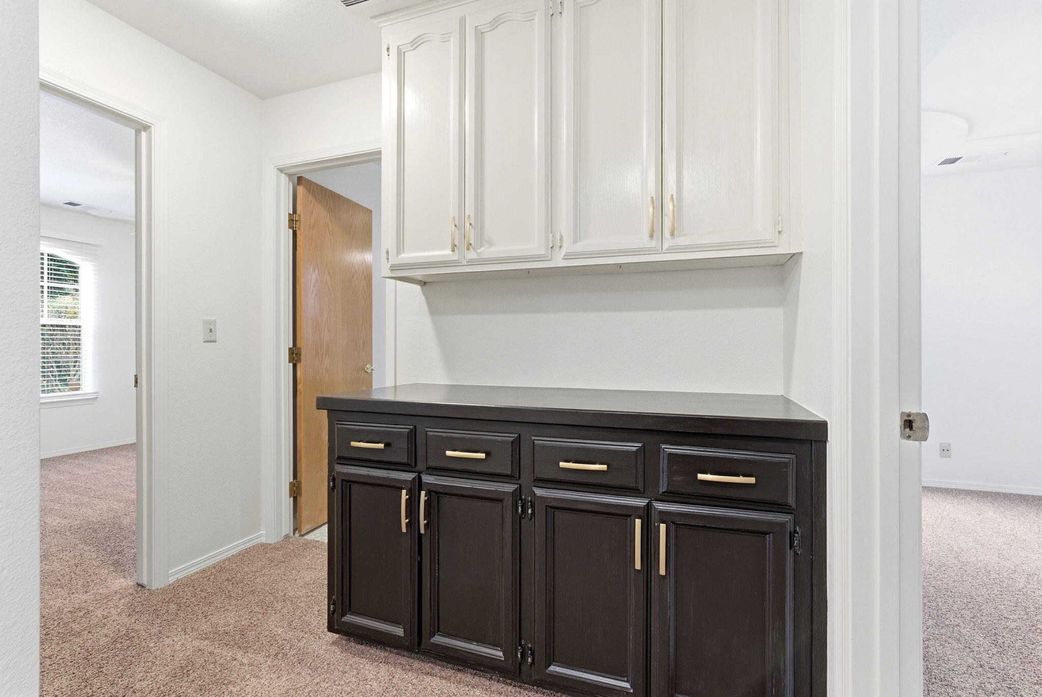 1126 N Crenshaw St, Visalia, CA 93291