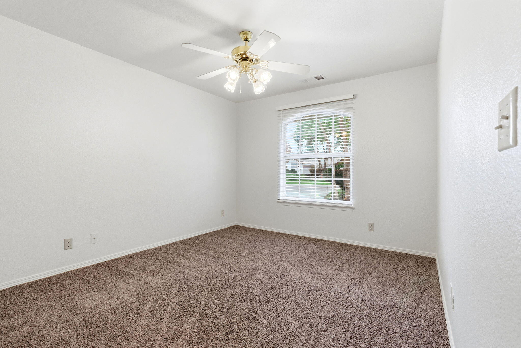 1126 N Crenshaw St, Visalia, CA 93291