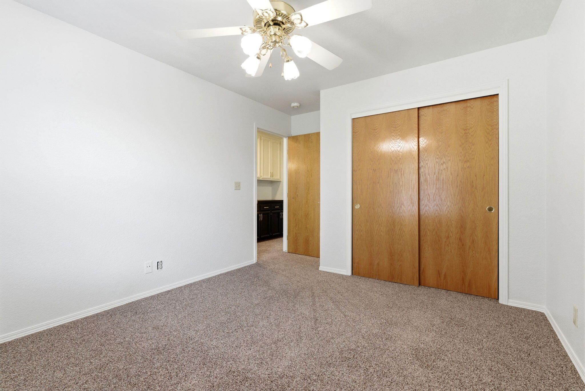 1126 N Crenshaw St, Visalia, CA 93291