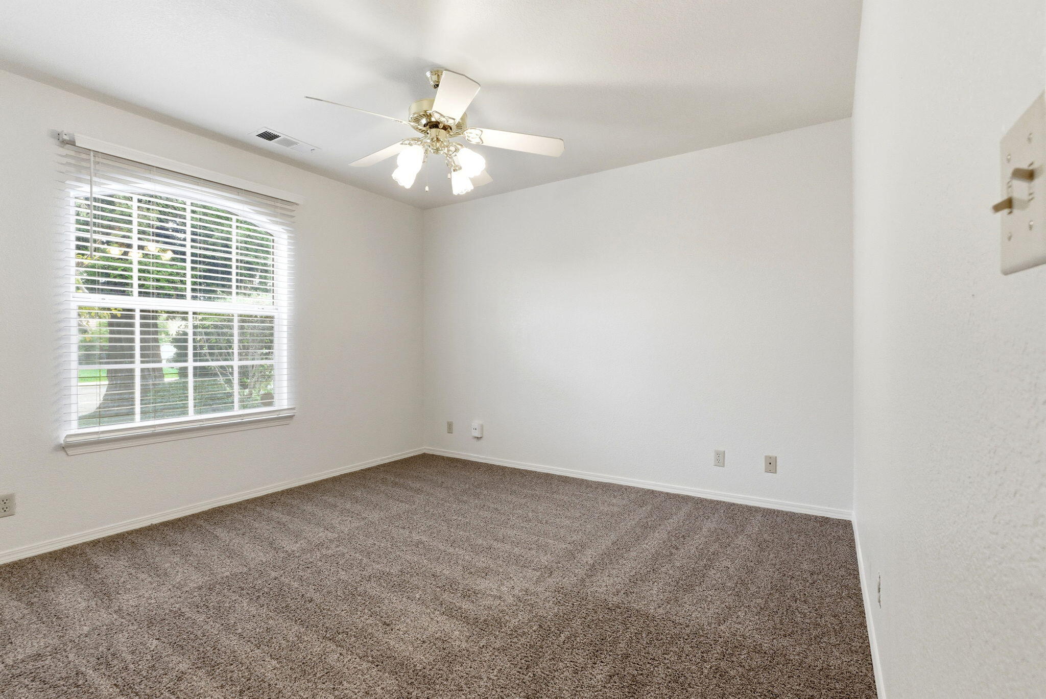 1126 N Crenshaw St, Visalia, CA 93291