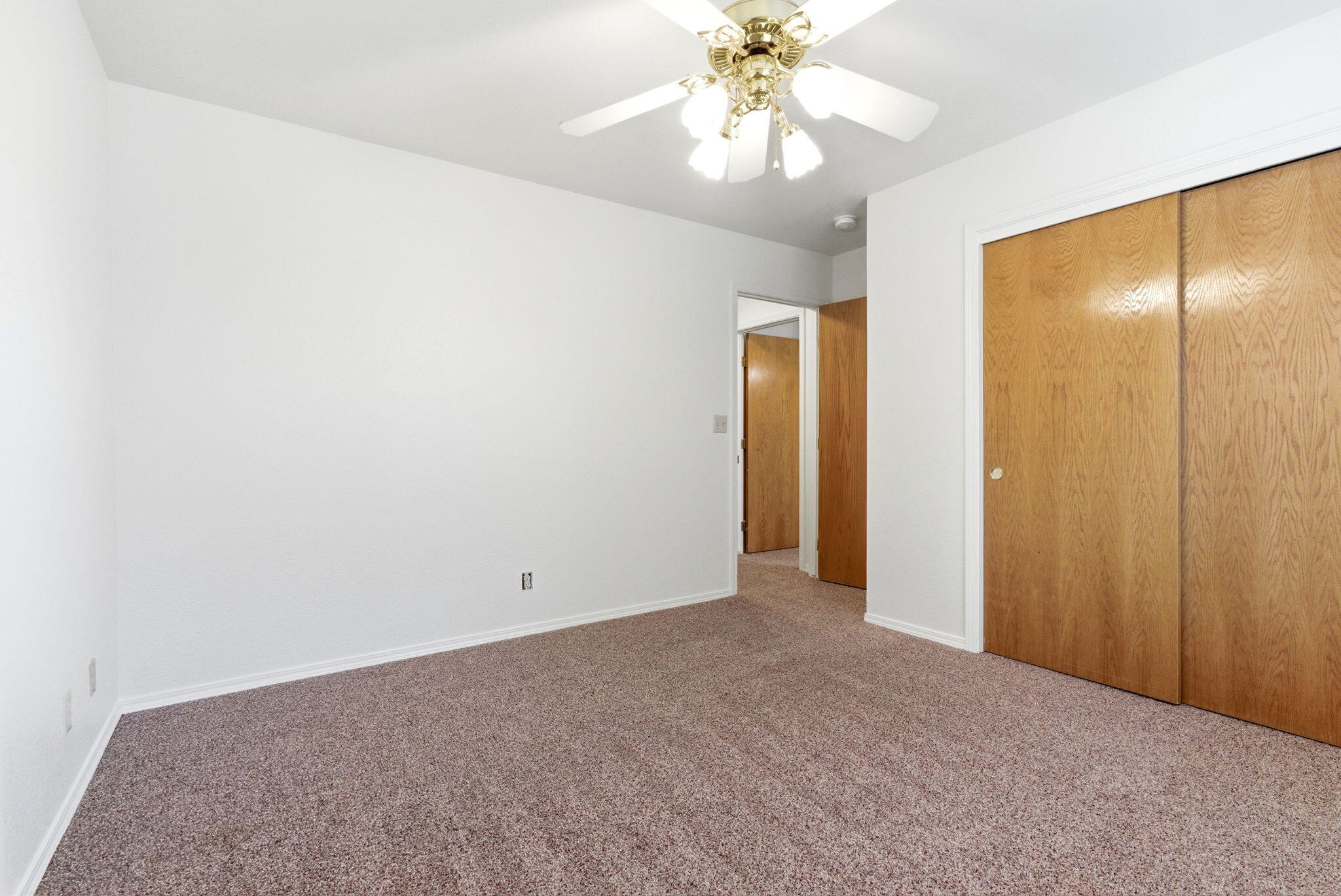 1126 N Crenshaw St, Visalia, CA 93291