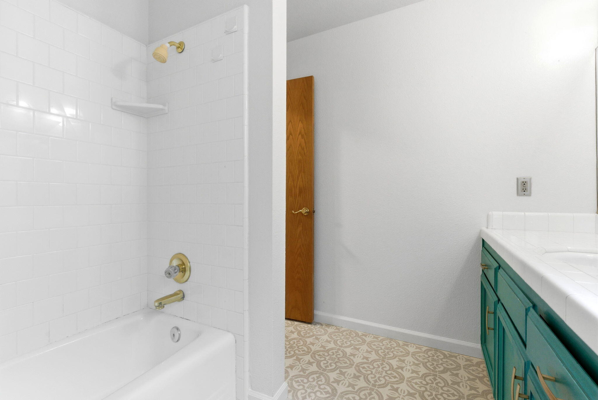 1126 N Crenshaw St, Visalia, CA 93291