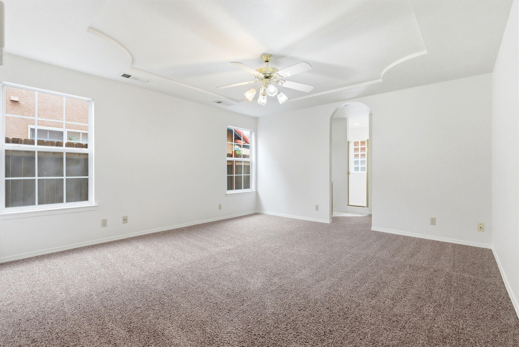 1126 N Crenshaw St, Visalia, CA 93291