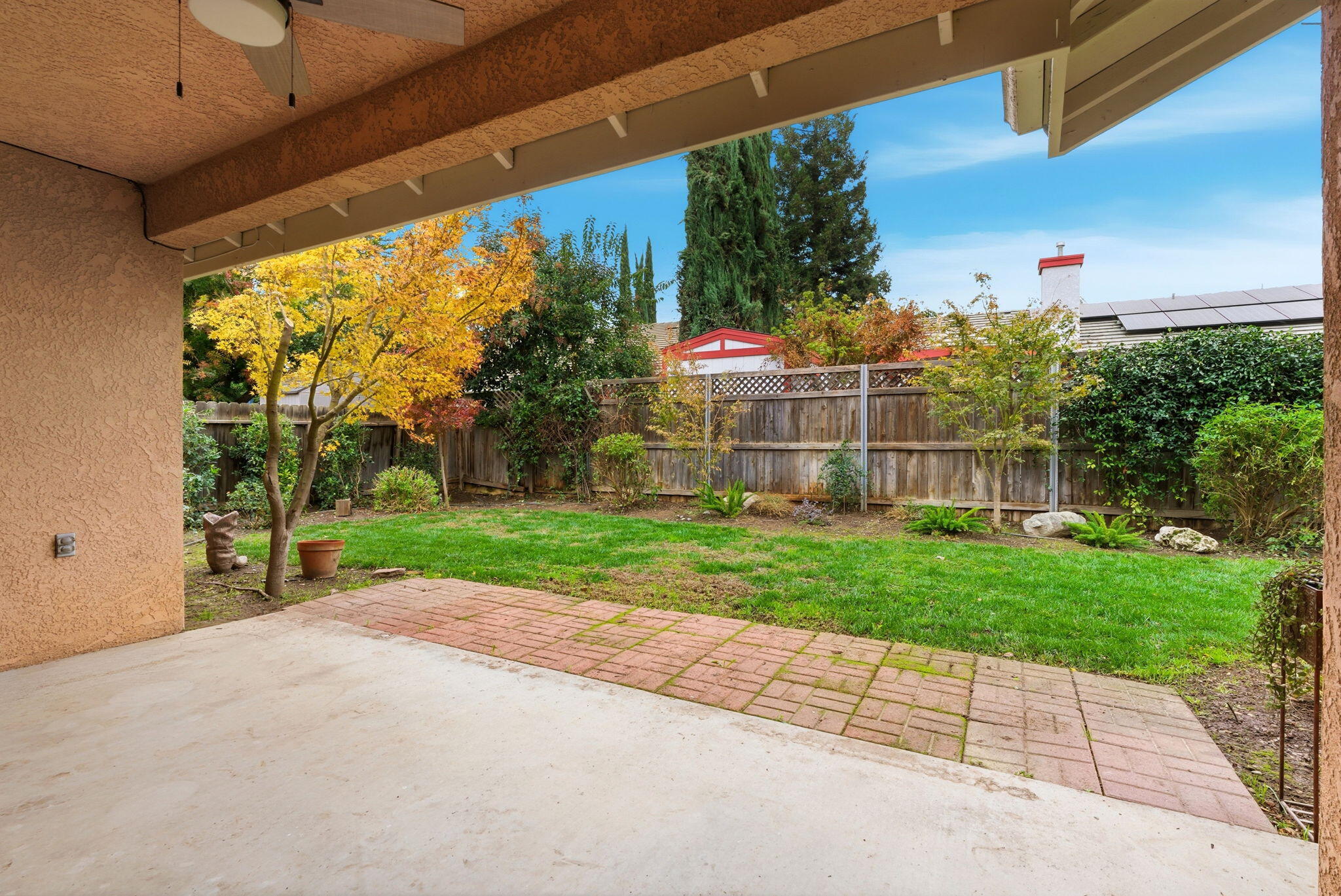 1126 N Crenshaw St, Visalia, CA 93291