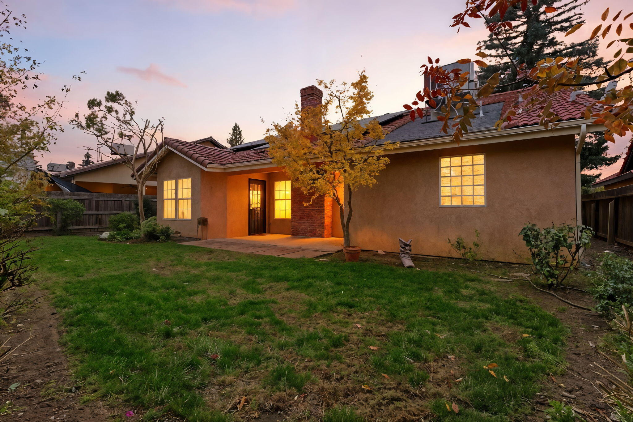 1126 N Crenshaw St, Visalia, CA 93291