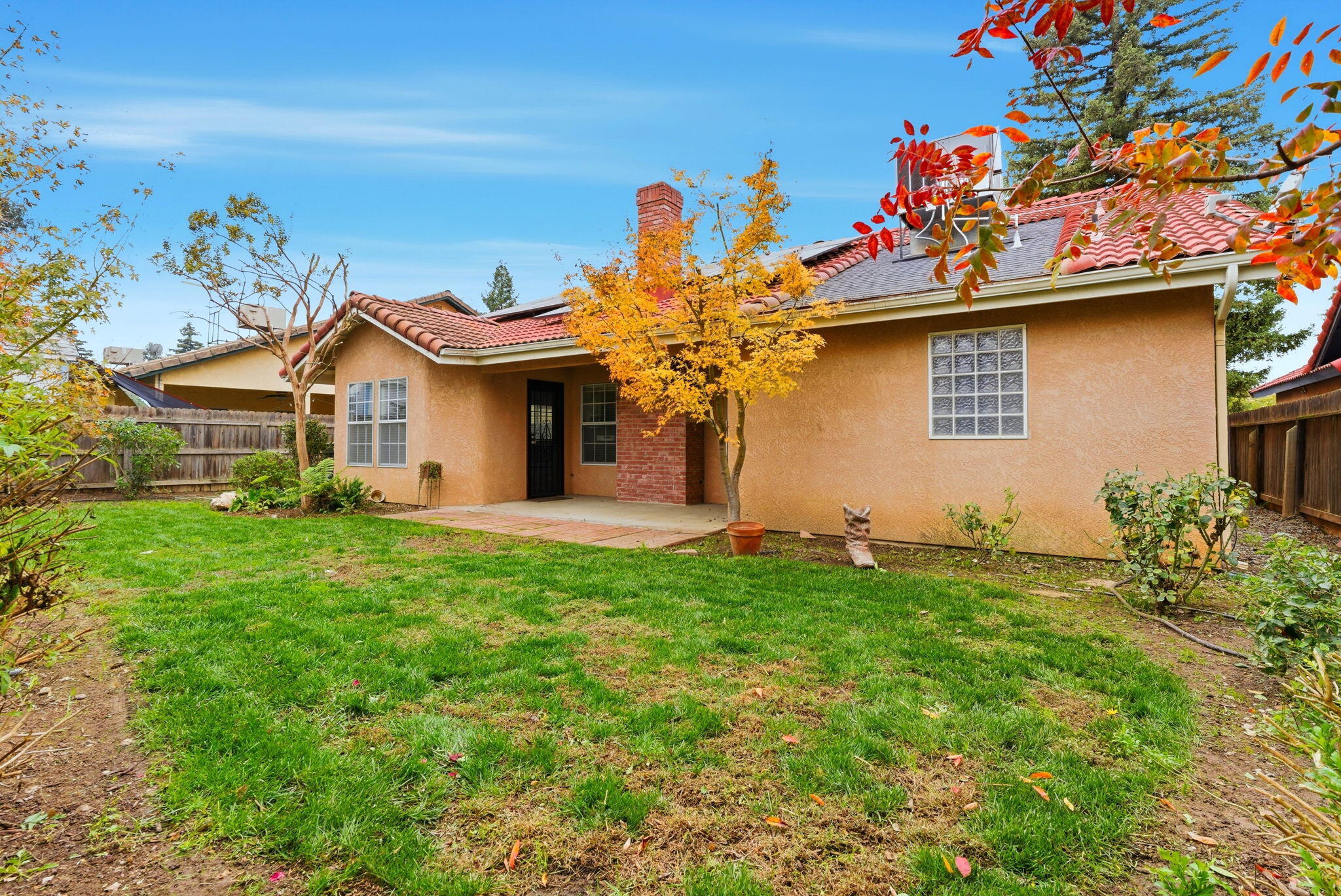 1126 N Crenshaw St, Visalia, CA 93291