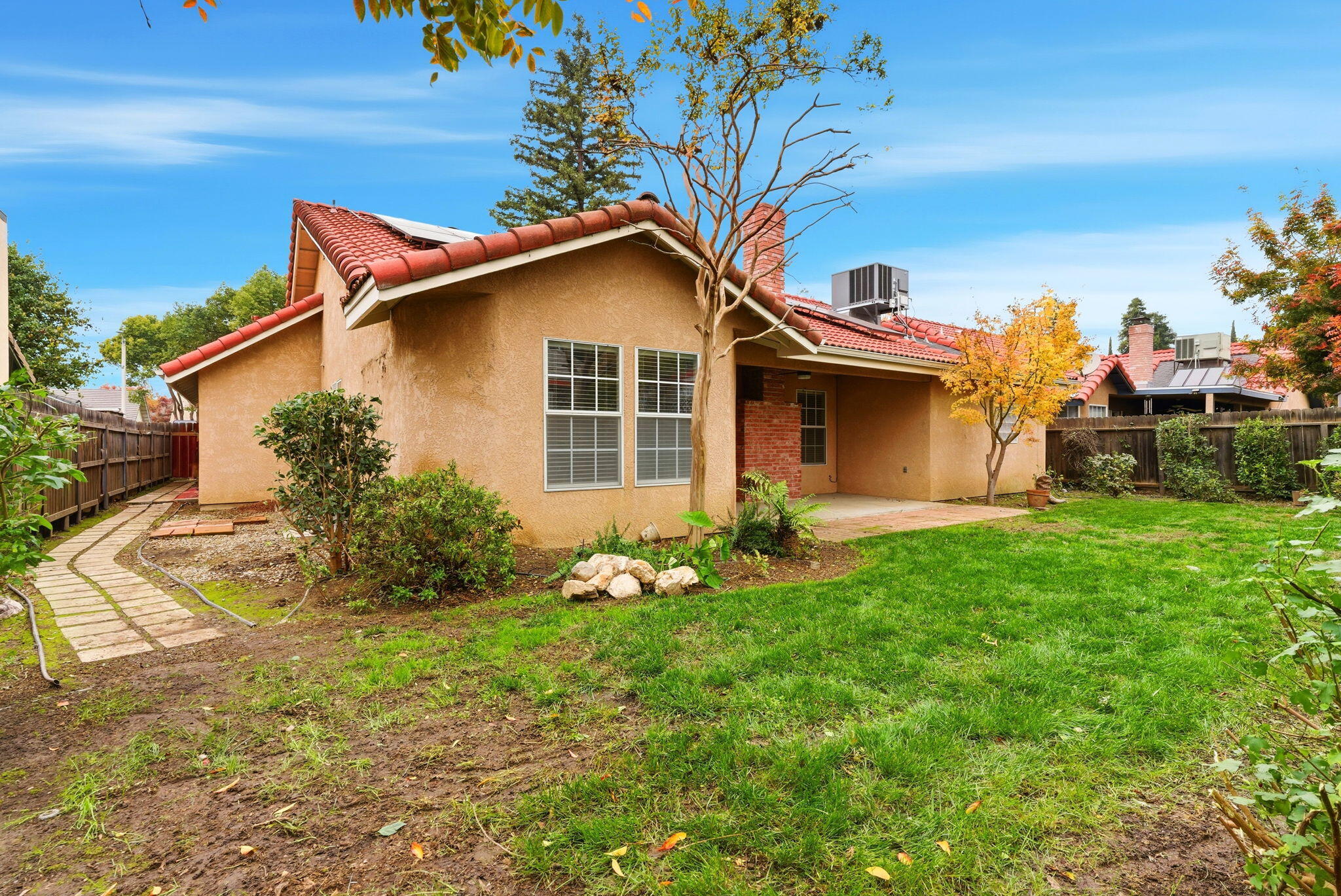 1126 N Crenshaw St, Visalia, CA 93291