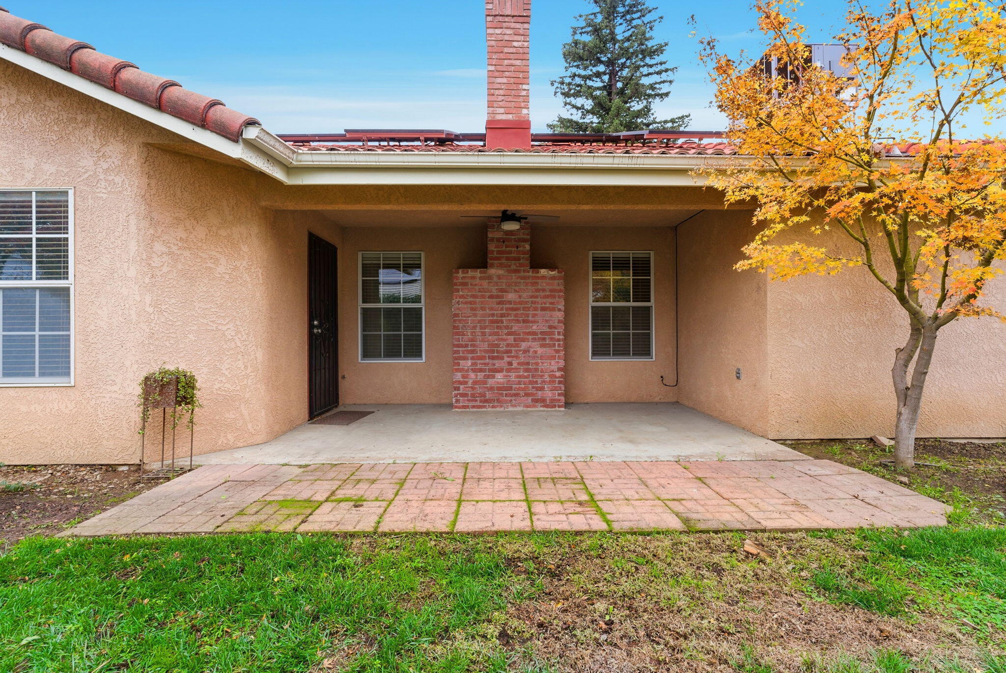 1126 N Crenshaw St, Visalia, CA 93291