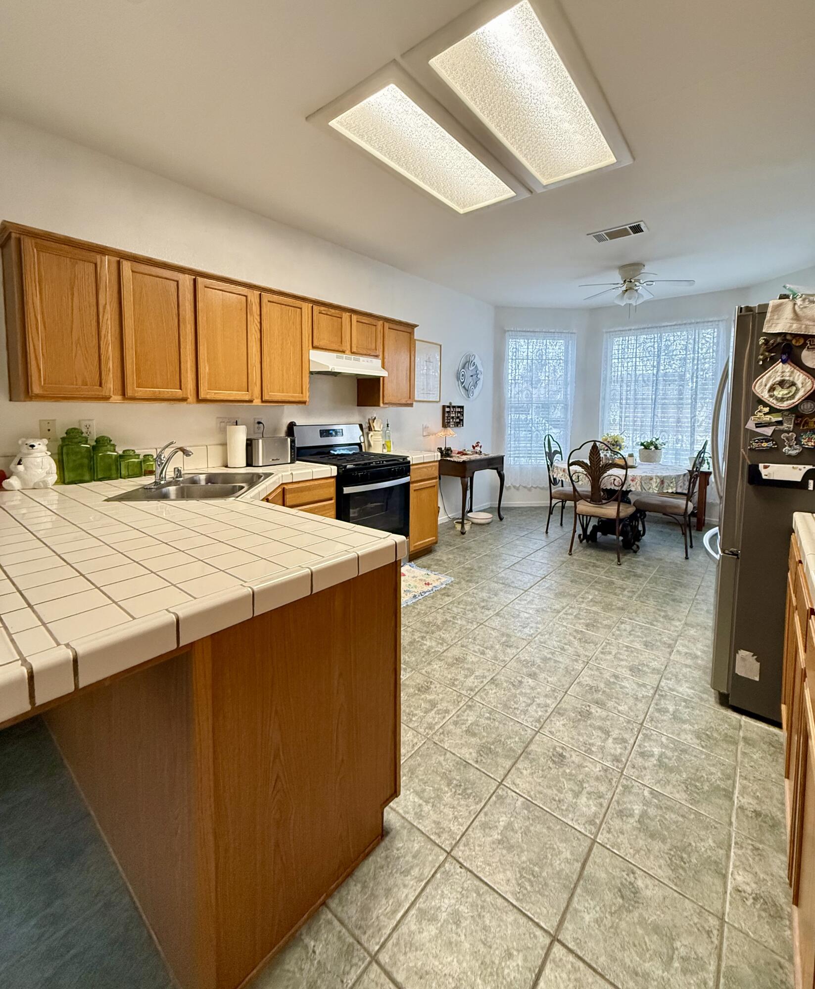 1044 W Orange St, Hanford, CA 93230