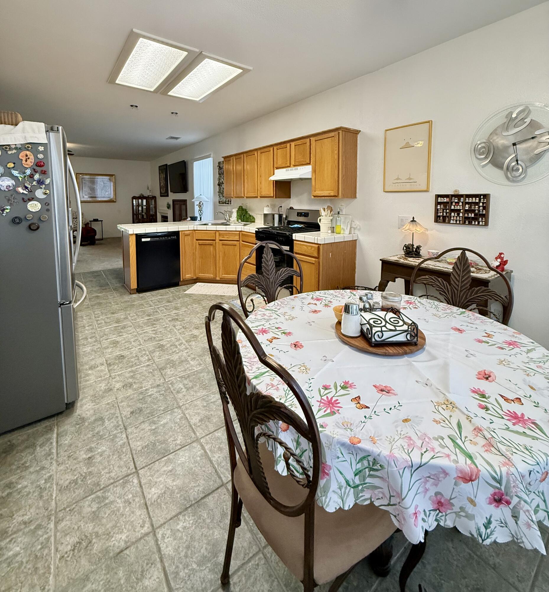 1044 W Orange St, Hanford, CA 93230