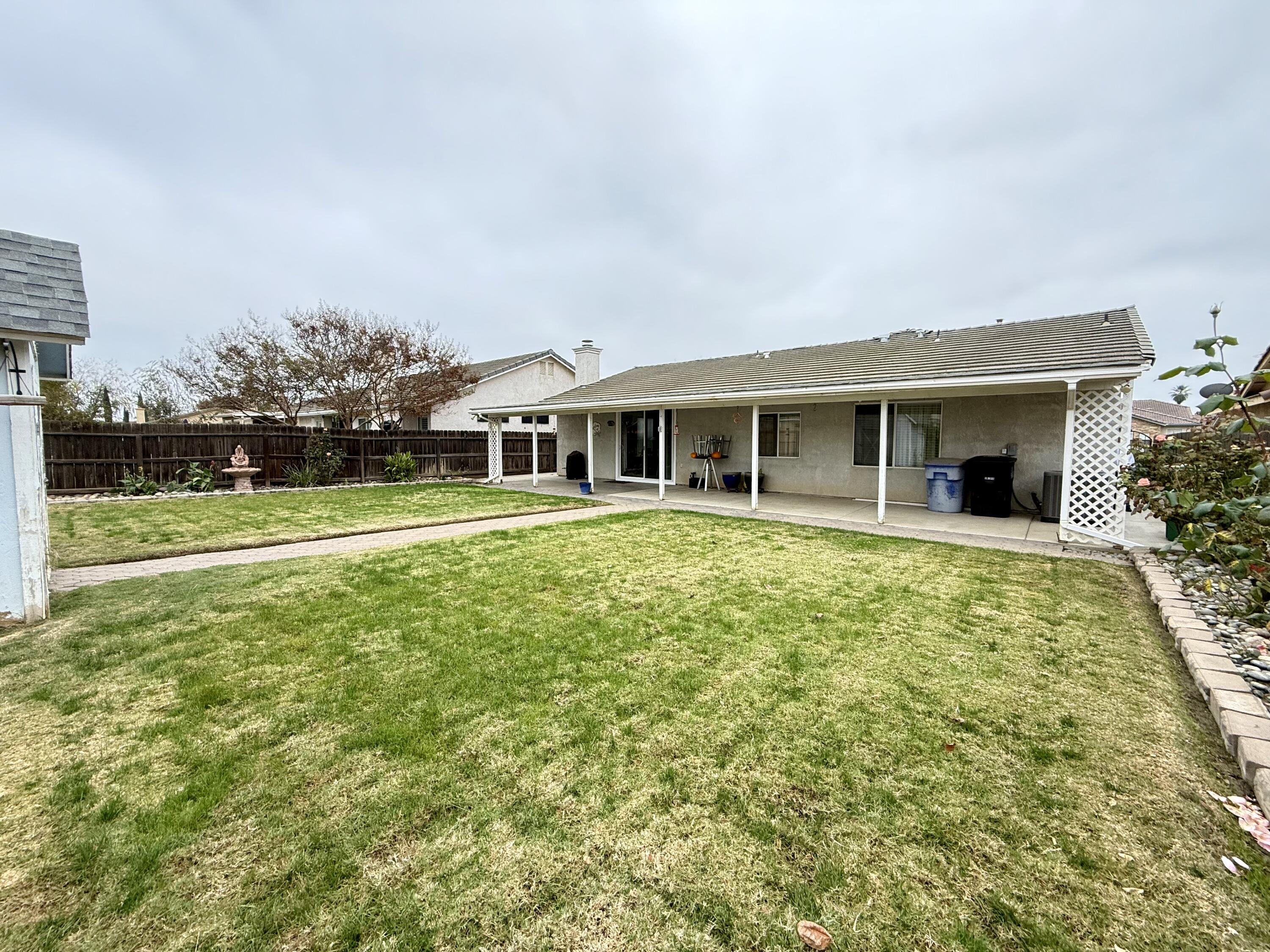 1044 W Orange St, Hanford, CA 93230