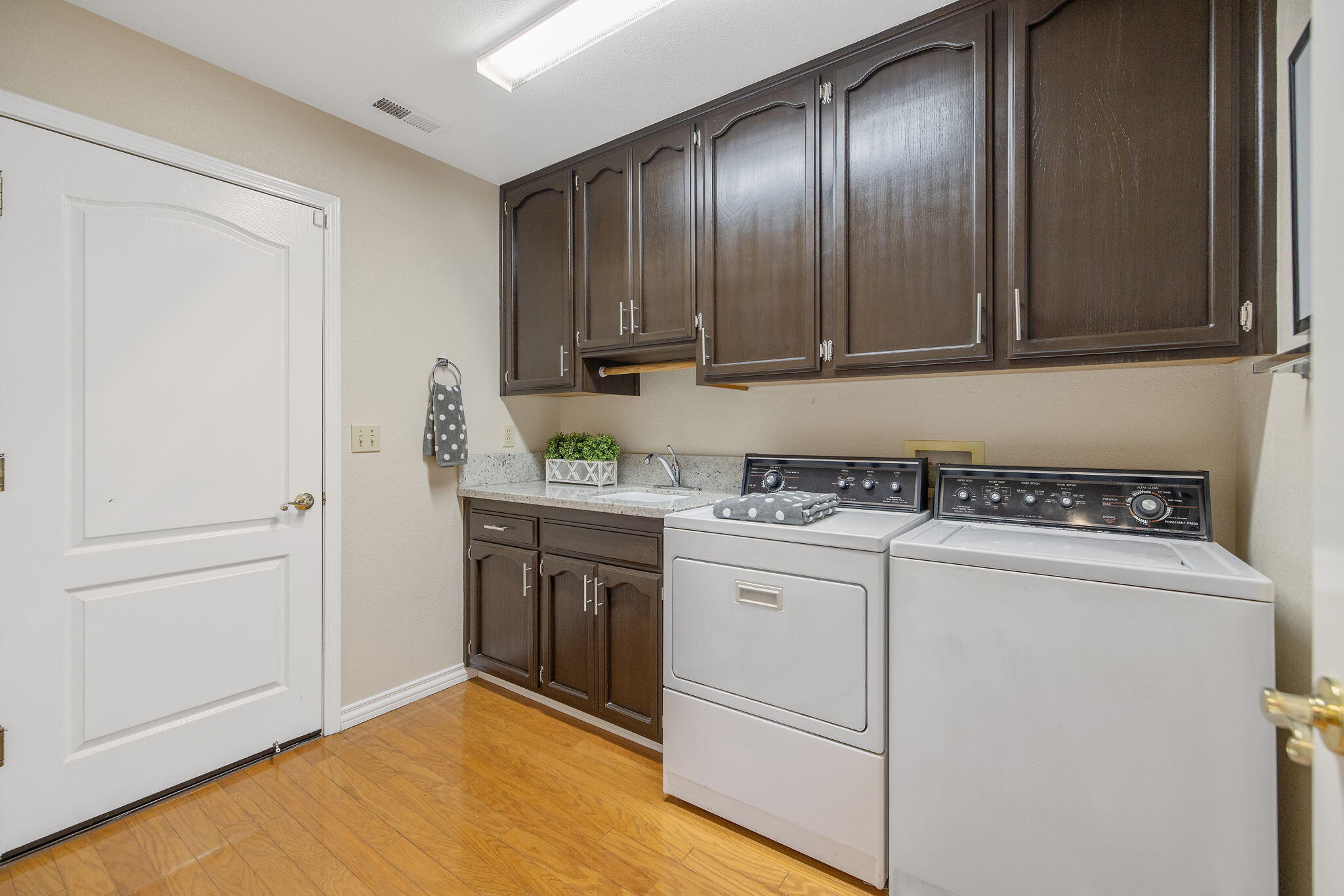 2014 S Tommy Ct, Visalia, CA 93277