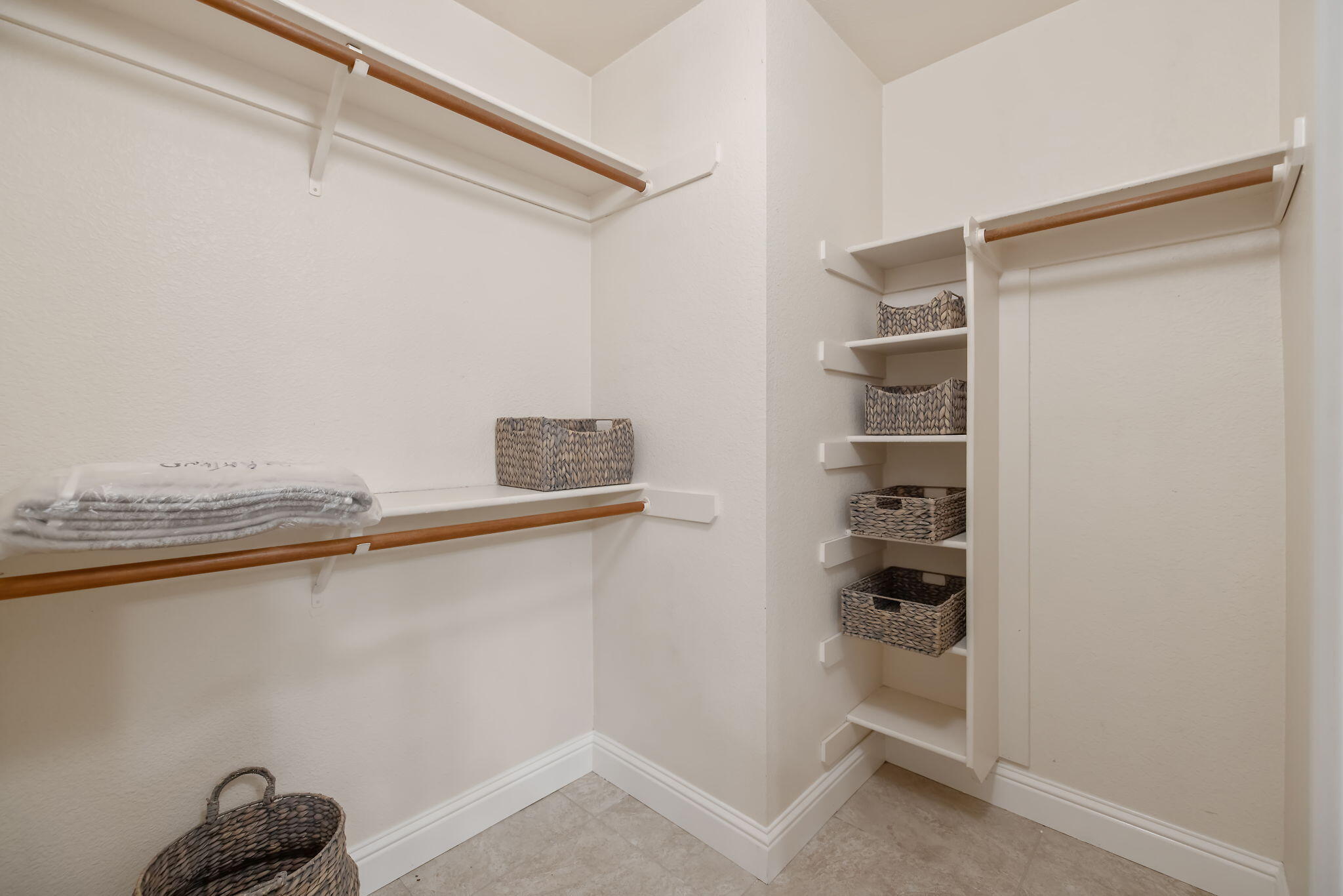 2014 S Tommy Ct, Visalia, CA 93277