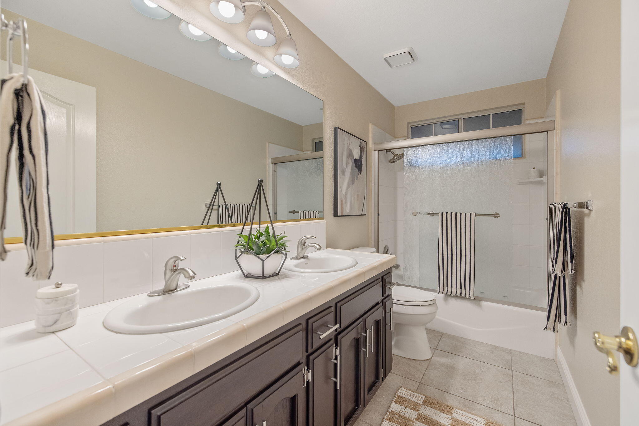 2014 S Tommy Ct, Visalia, CA 93277