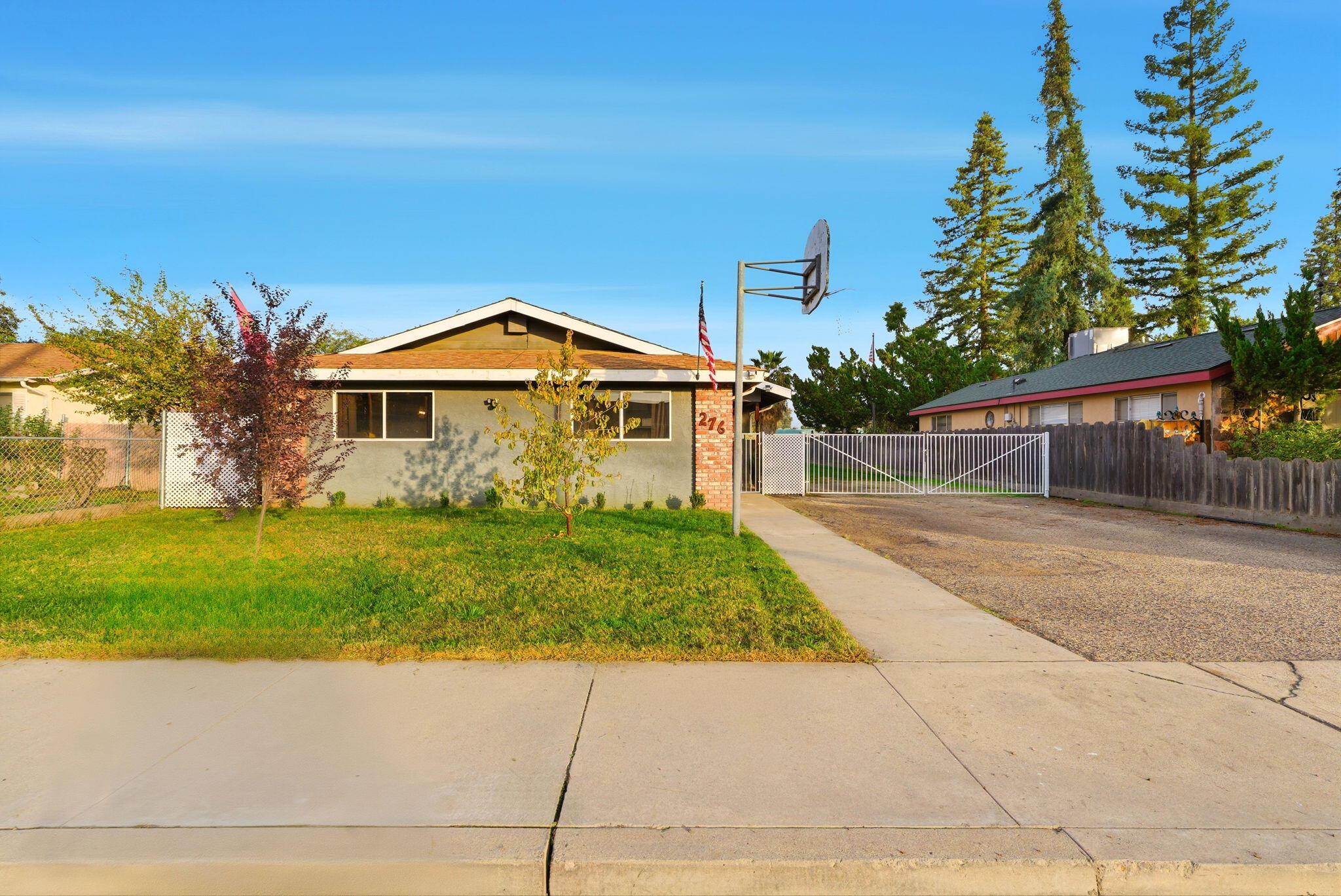 276 N Cottage St, Porterville, CA 93257