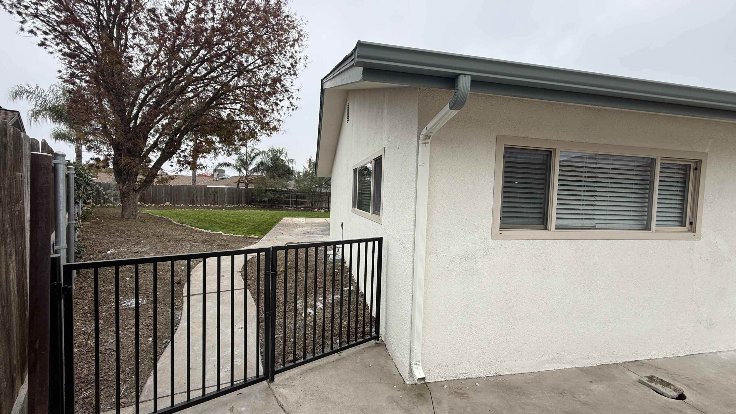 2329 Michael Cir, Hanford, CA 93230