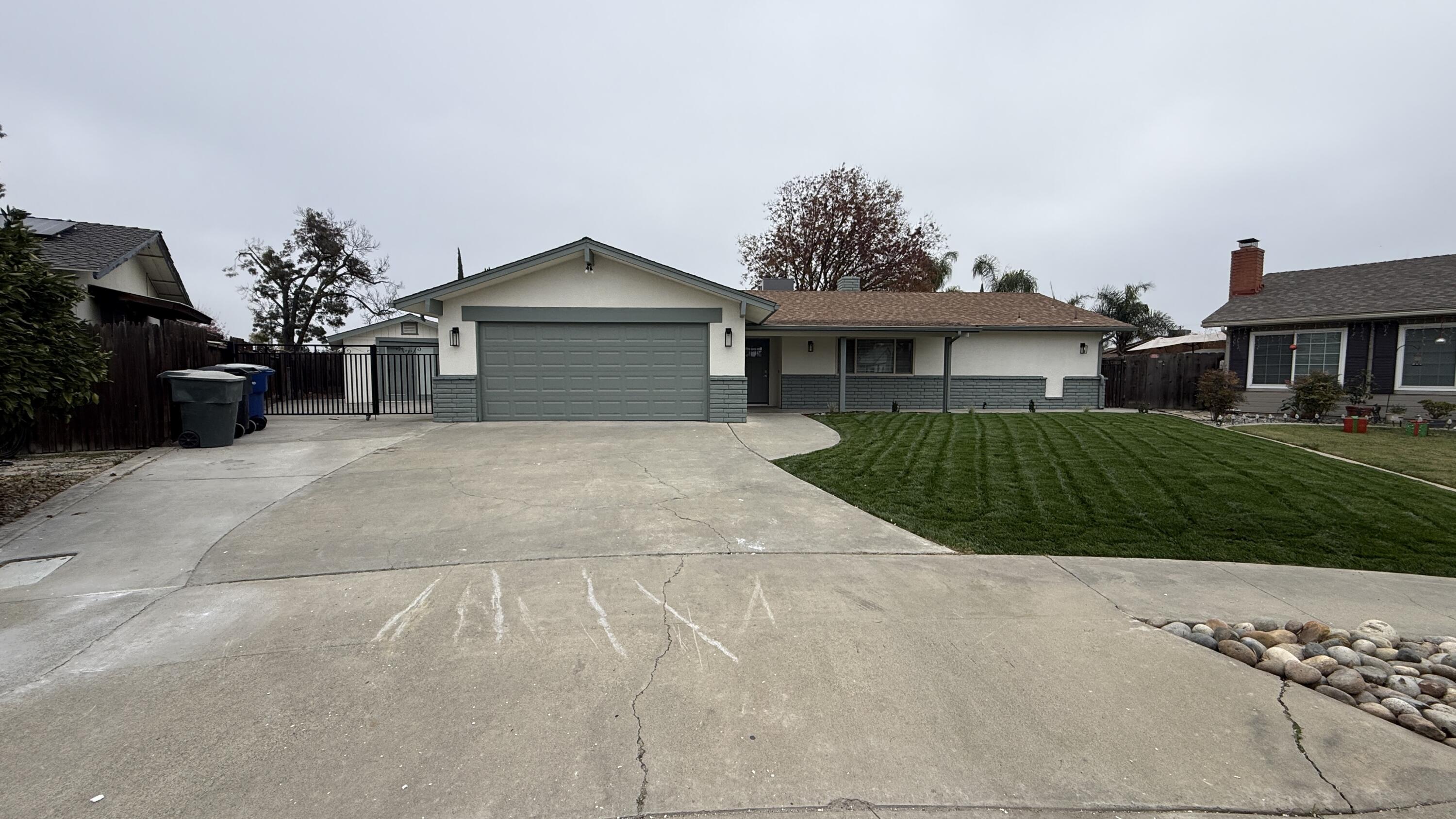 2329 Michael Cir, Hanford, CA 93230