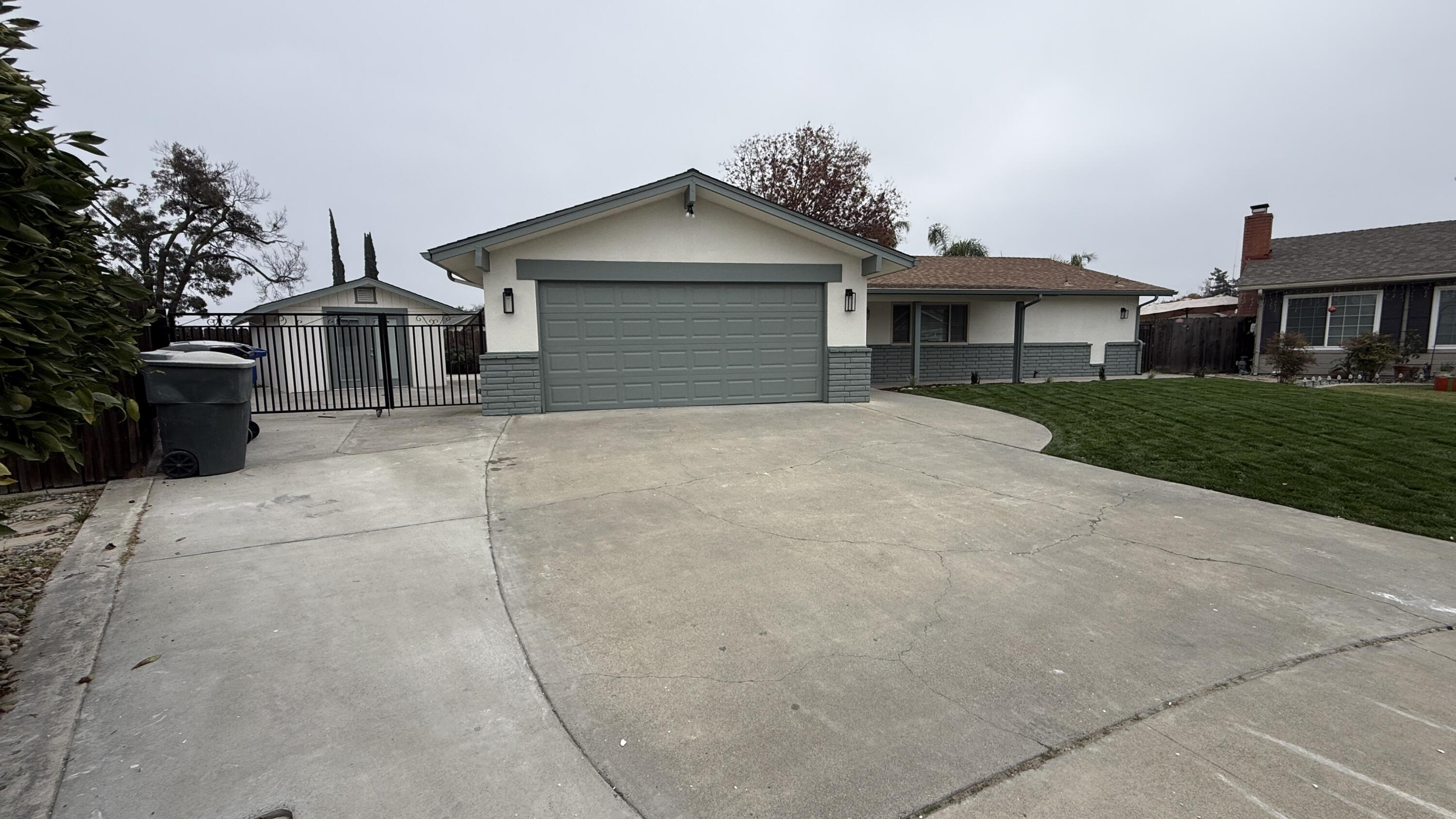 2329 Michael Cir, Hanford, CA 93230