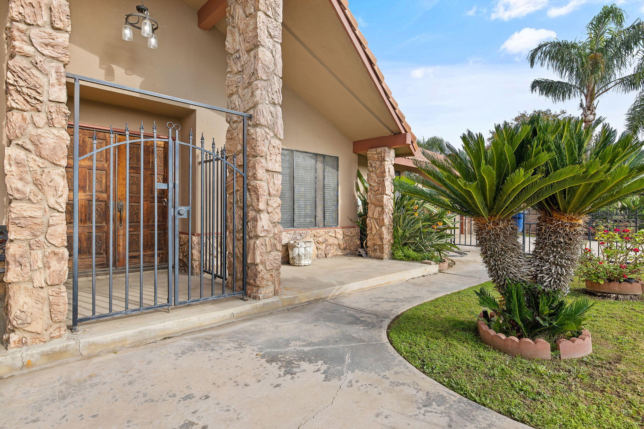 1502 S Lydia Dr, Tulare, CA 93274