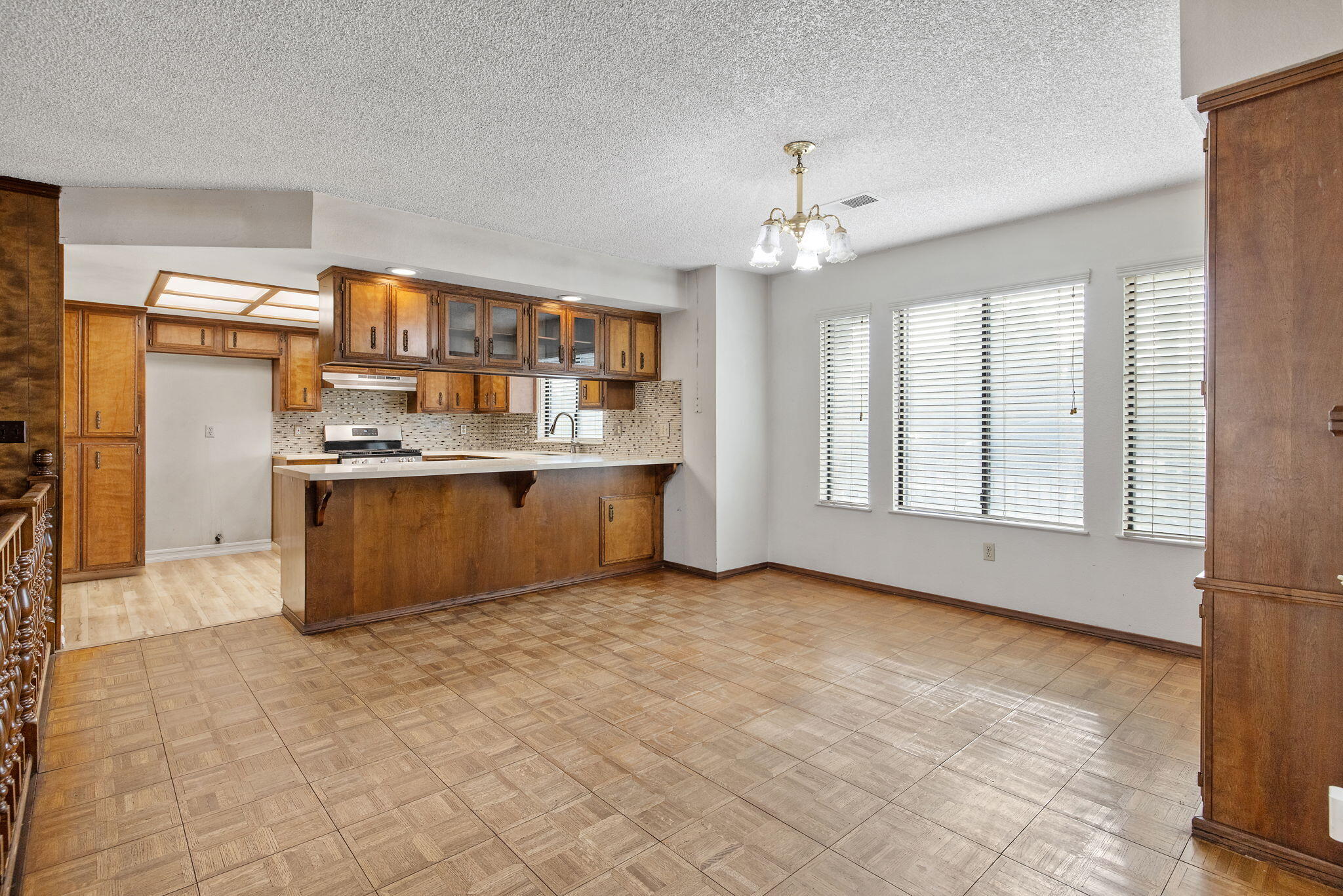 1502 S Lydia Dr, Tulare, CA 93274