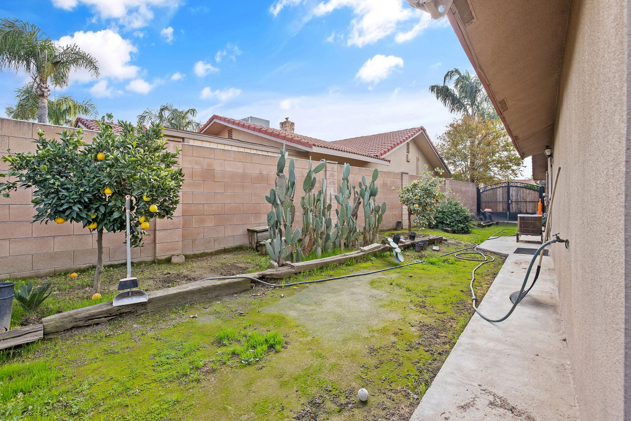 1502 S Lydia Dr, Tulare, CA 93274