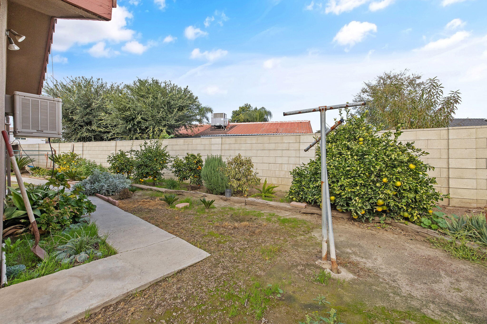 1502 S Lydia Dr, Tulare, CA 93274